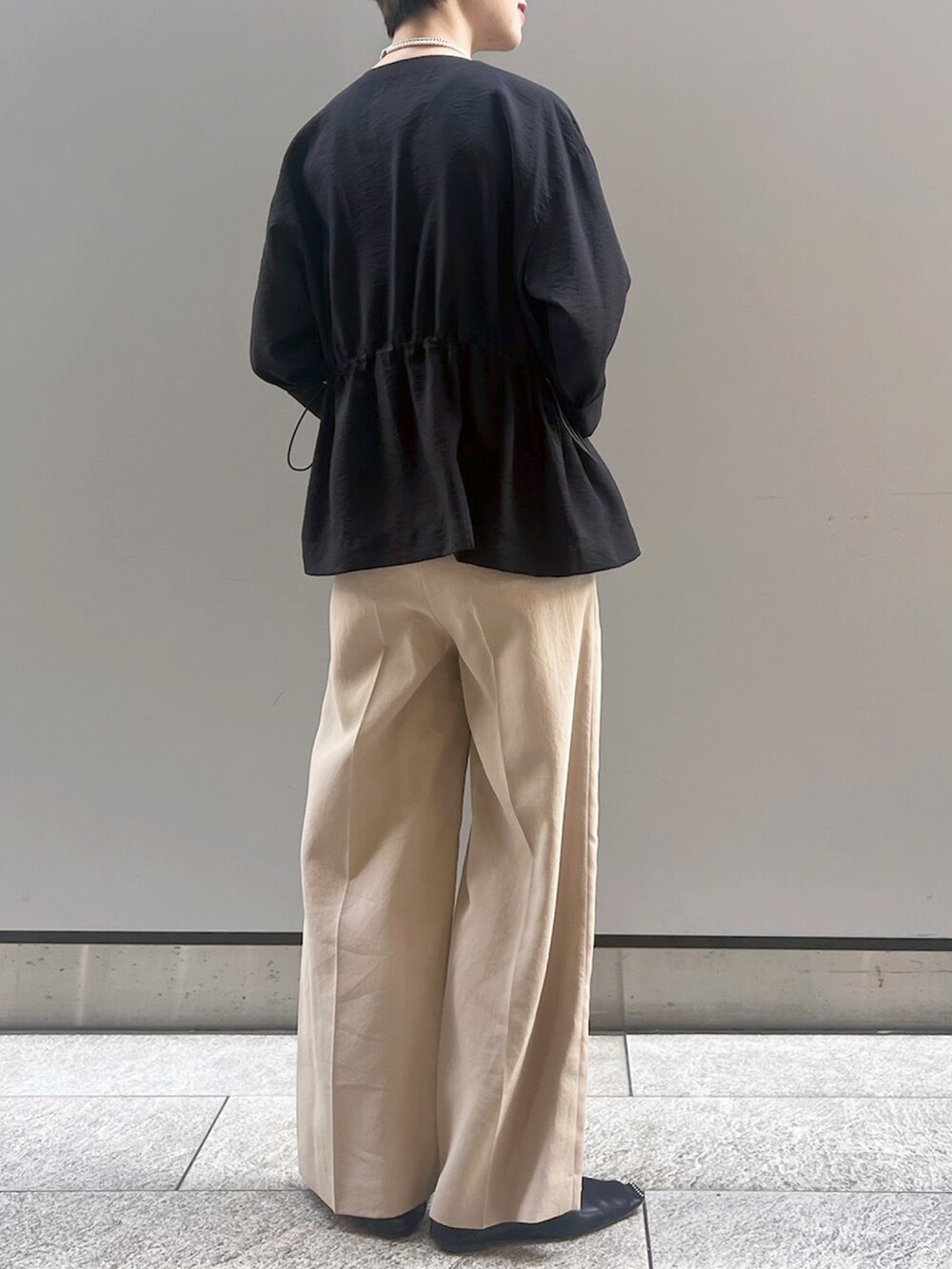 「ストレートパンツ、春コーデ、STRAWBERRY-FIELDS、ブラックトップス、シンプルおしゃれ、ベージュパンツコーデ、サファリ風ブラウス、京王新宿店_HARUKA、ミリタリー風アイテム、大人のきれいめカジュアル」｜「STRAWBERRY-FIELDSのサファリ風ブラウス（シャツ/ブラウス、ブラック系）」を使った、STRAWBERRY-FIELDSさん（レディース・170cm）の春コーディネートの3枚目の写真