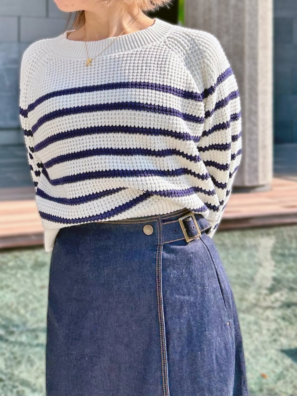 ブルー系のスカート、ホワイト系のニット/セーターを着用したレディースの冬コーディネートの3枚目の写真