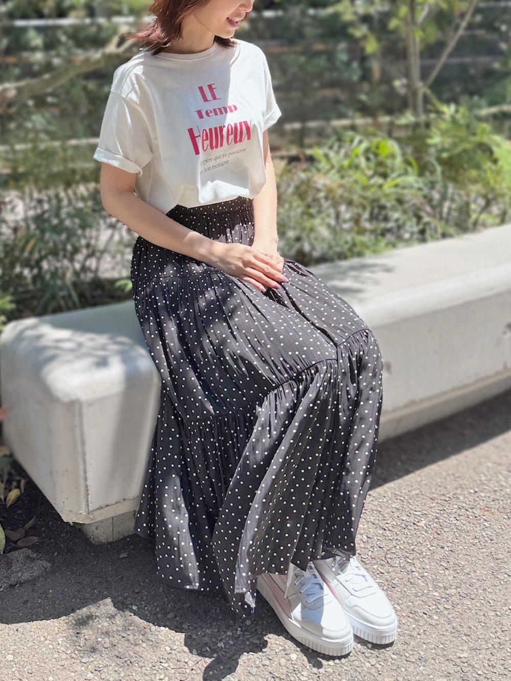 「アミュプラザ鹿児島店_SAYAKA、STRAWBERRY-FIELDS、ストロベリーフィールズ、ロゴプリントTシャツ、プレミア天竺、レターロゴT、パウダーサテン、ドットスカート、夏カジュアルコーデ、ティアードスカート」｜「STRAWBERRY-FIELDSのレターロゴプリントTシャツ（Tシャツ/カットソー、ホワイト系）」を使った、STRAWBERRY-FIELDSさん（レディース・163cm）の春コーディネートの3枚目の写真