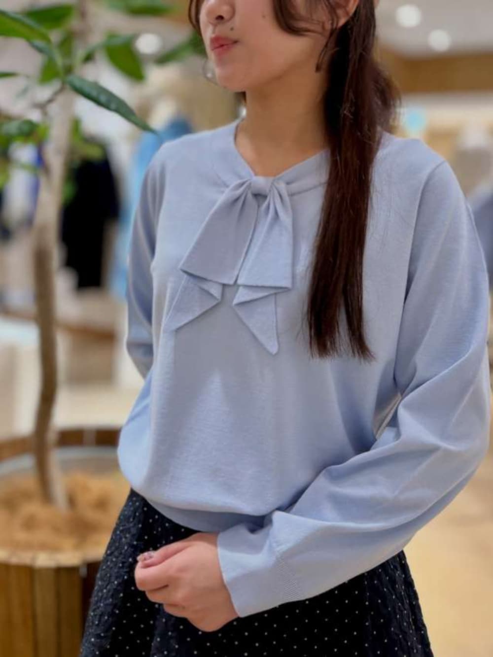 ブルー系のスカート、ブルー系のニット/セーターを着用したレディースの冬コーディネートの2枚目の写真