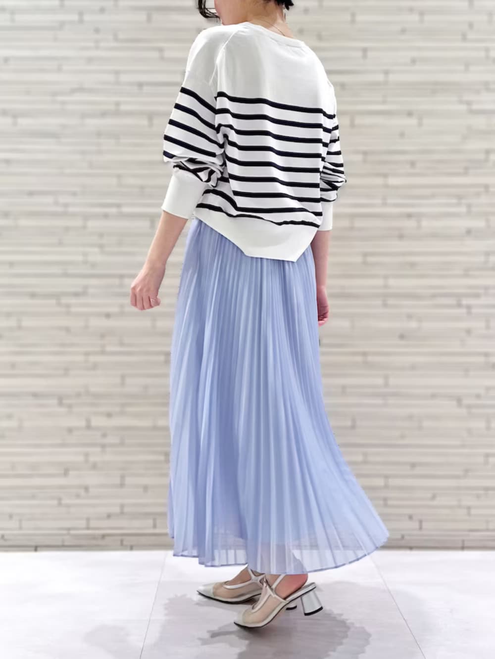 ホワイト系のカーディガン/ボレロを着用したレディースの冬コーディネートの3枚目の写真