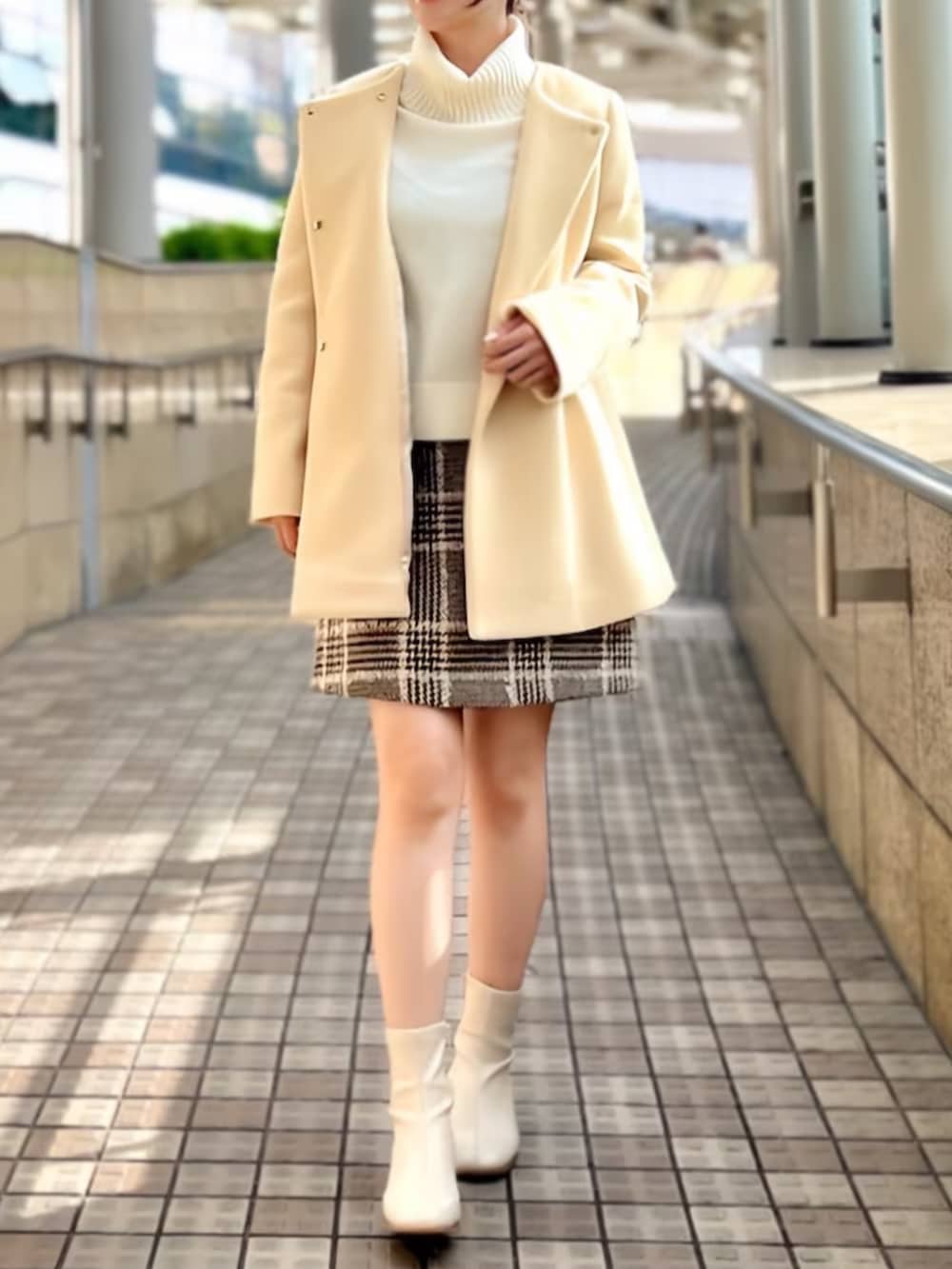 ブラウン系のスカートを着用したレディースの秋コーディネートの2枚目の写真