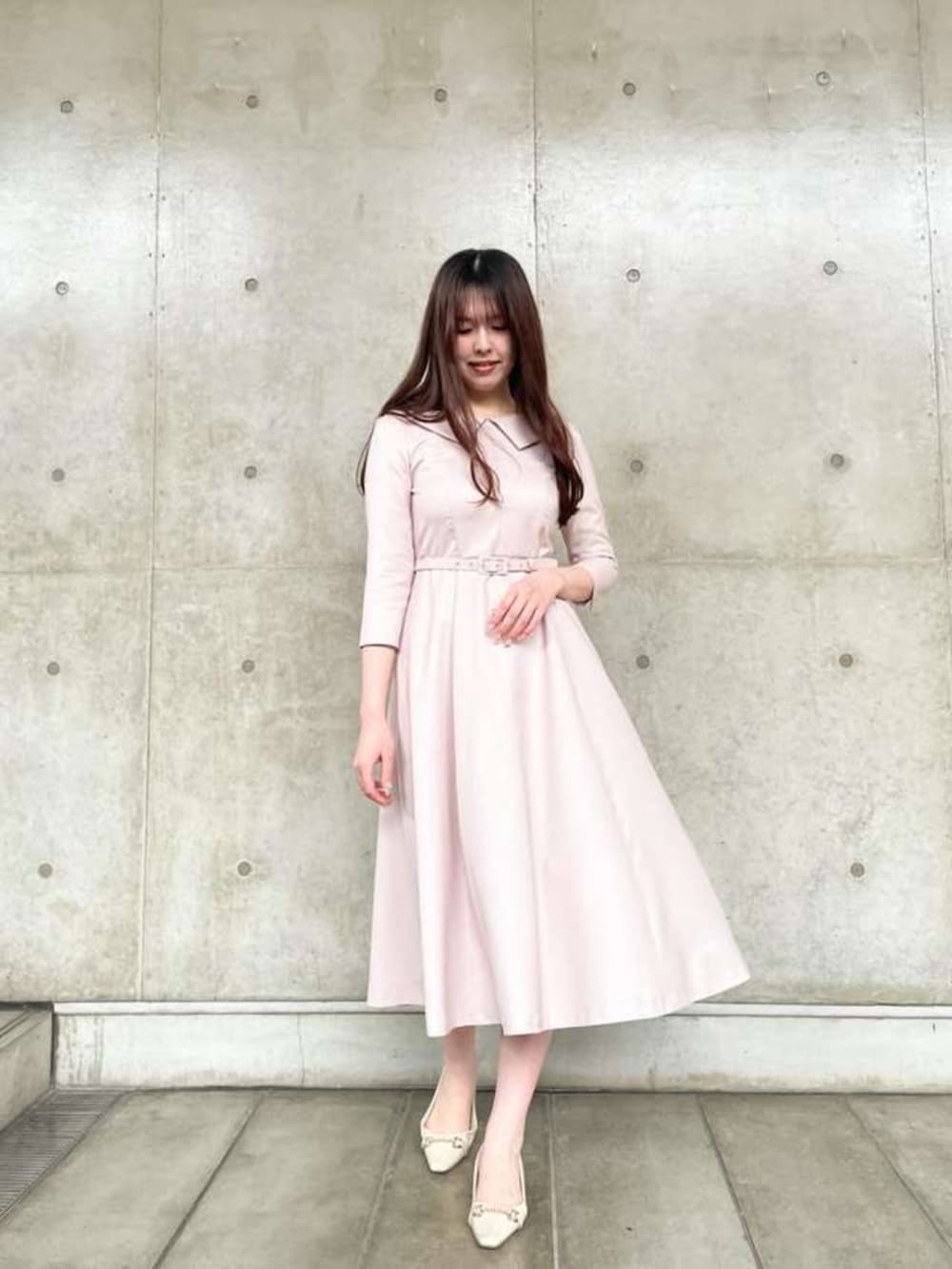 ベージュ系のワンピースを着用したレディースの春コーディネートの3枚目の写真