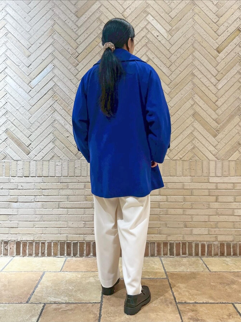ホワイト系のその他パンツ、ブルー系のその他アウターを着用したレディースの秋コーディネートの3枚目の写真