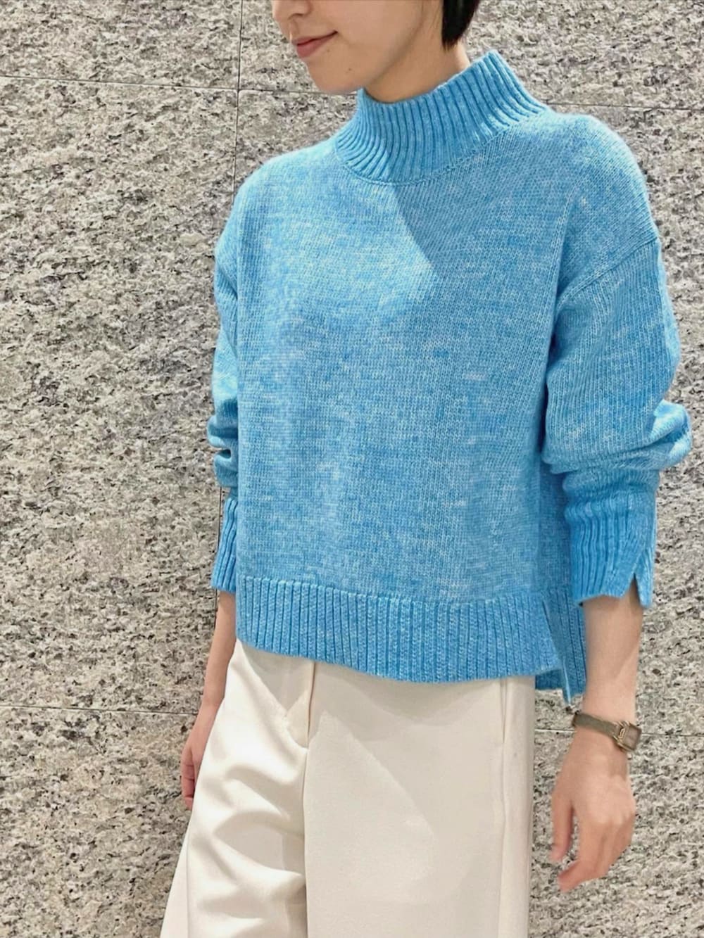 ホワイト系のその他パンツ、ブルー系のニット/セーターを着用したレディースの冬コーディネートの2枚目の写真