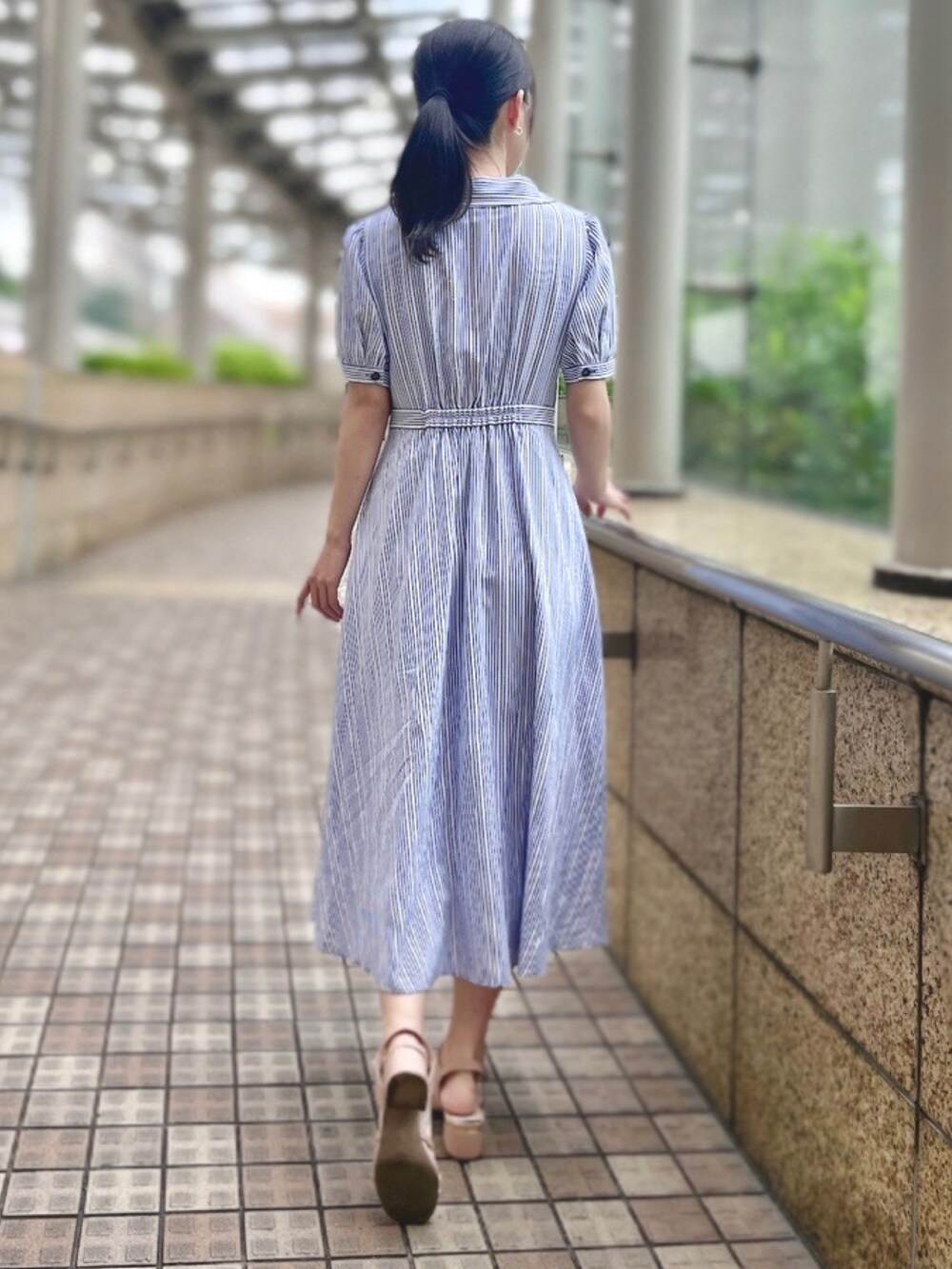 「お呼ばれコーデ、ウエストタック、夏ワンピース、STRAWBERRY-FIELDS、ストロベリーフィールズ、美人百花掲載、キャンディストライプ、クラシカルスタイル、なんばCITY店_YUZUKI、エレファントスリーブ」｜「STRAWBERRY-FIELDSのストライプクラシカルシャツワンピース（ワンピース、ブルー系）」を使った、STRAWBERRY-FIELDSさん（レディース・160cm）の春コーディネートの3枚目の写真