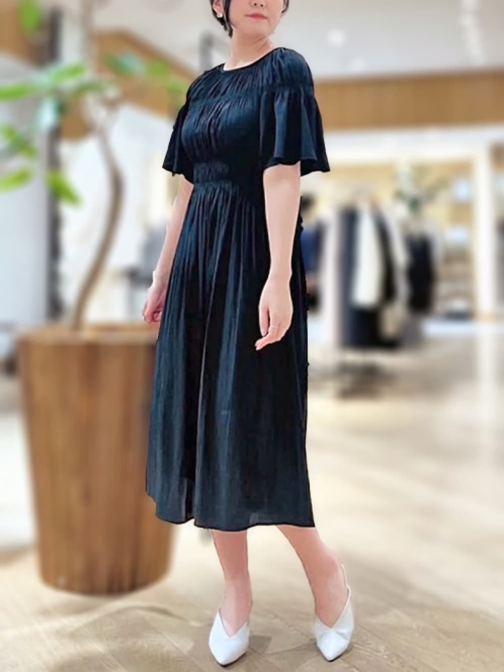 「レースジャケット、初夏スタイル、大人フェミニン、ブラックワンピース、ストロベリーフィールズ、オフィスコーデ、シャーリングワンピース、涼しげコーデ、STRAWBERRYFIELDS、なんばCITY店_AKASHI」｜「STRAWBERRY-FIELDSのパウダーサテンフレアスリーブワンピース　ワンピース（ワンピース、ブラック系）」を使った、STRAWBERRY-FIELDSさん（レディース・159cm）の春コーディネートの2枚目の写真