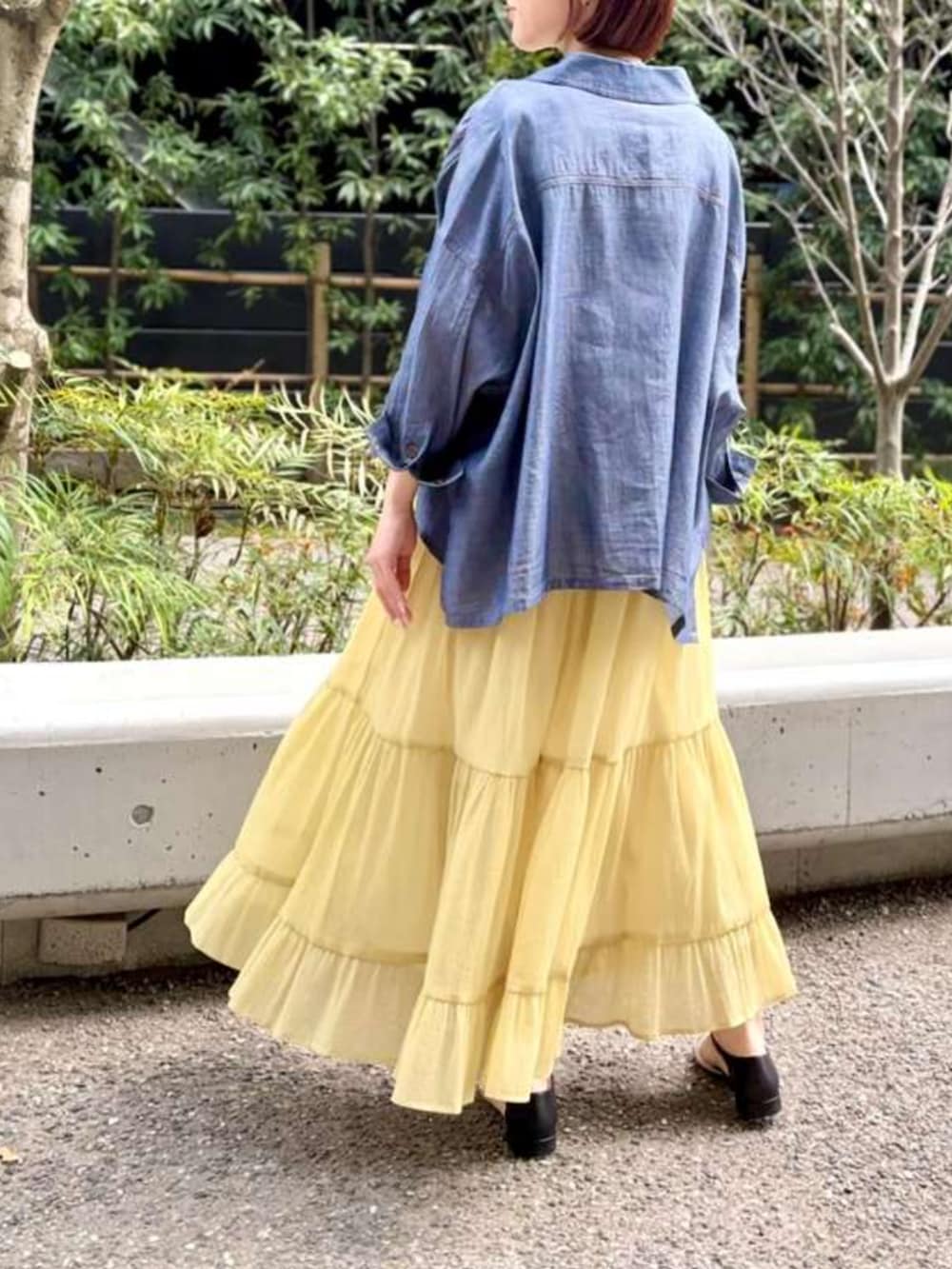 ホワイト系のキャミソール、ブルー系のシャツ/ブラウス、イエロー系のスカートを着用したレディースの春コーディネートの2枚目の写真