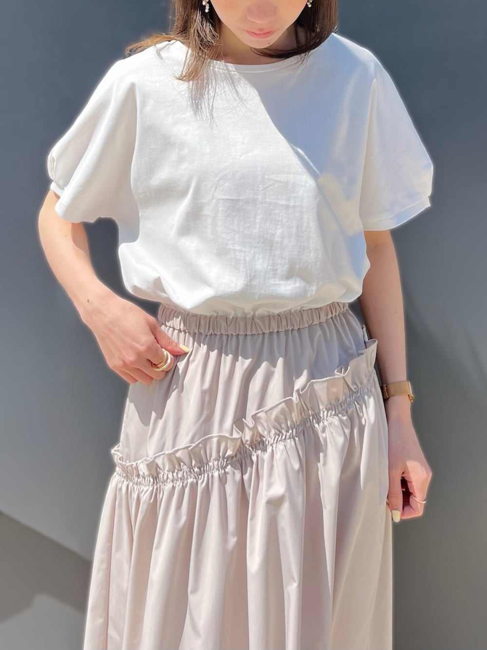 「フレンチスリーブ、STRAWBERRY-FIELDS、ドッキングワンピース、二の腕カバー、オシャレワンピース、金沢店_EMI、夏の主役ワンピ、アシンメトリーフリル、夏のワンピーススタイル」｜「STRAWBERRY-FIELDSの天竺＊ライトタフタ＿ジャージドッキングワンピース　ワンピース（ワンピース、ベージュ系）」を使った、STRAWBERRY-FIELDSさん（レディース・154cm）の春コーディネートの4枚目の写真