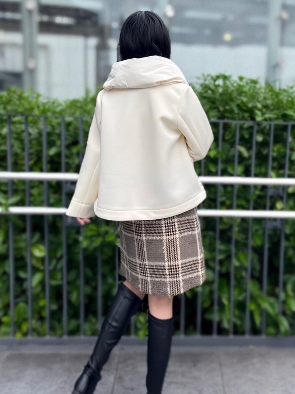 「なんばCITY店_YUZUKI、STRAWBERRY-FIELDS(STRAWBERRY-FIELDS)、ICHIE、チェックミニスカート、フラッフィーチェック、モヘアループ糸、グレンチェック、台形シルエット、秋冬ミニスカート、大人ガーリー、クラシカルコーデ、ダブルフェイス素材、フェミニンスタイル、ドライクリーニング」｜「STRAWBERRY-FIELDSのﾌﾗｯﾌｨｰﾁｪｯｸﾐﾆｽｶｰﾄ（スカート、ブラウン系）」を使った、STRAWBERRY-FIELDSさん（レディース・160cm）の冬コーディネートの3枚目の写真