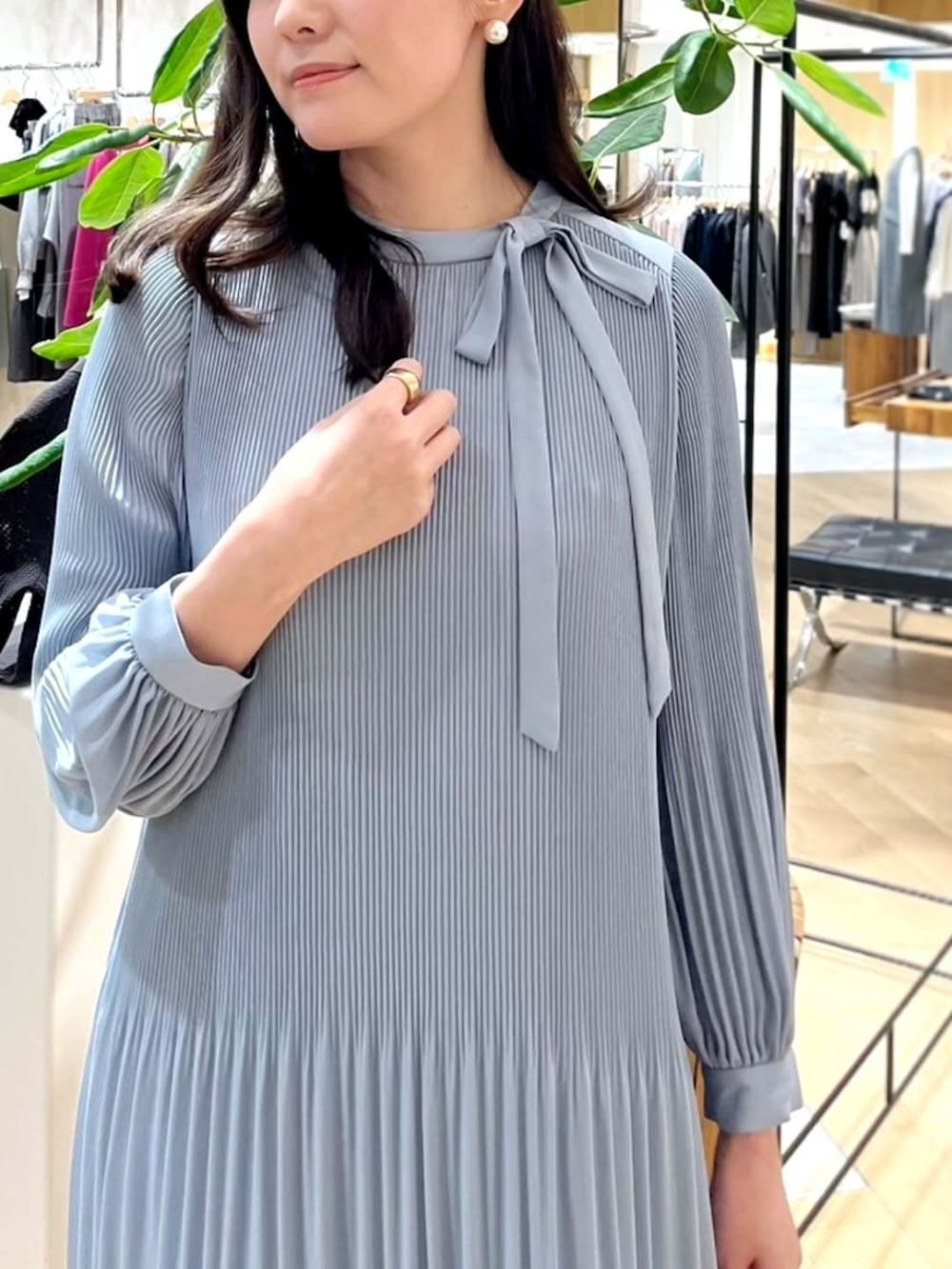 ブルー系のワンピースを着用したレディースの冬コーディネートの2枚目の写真