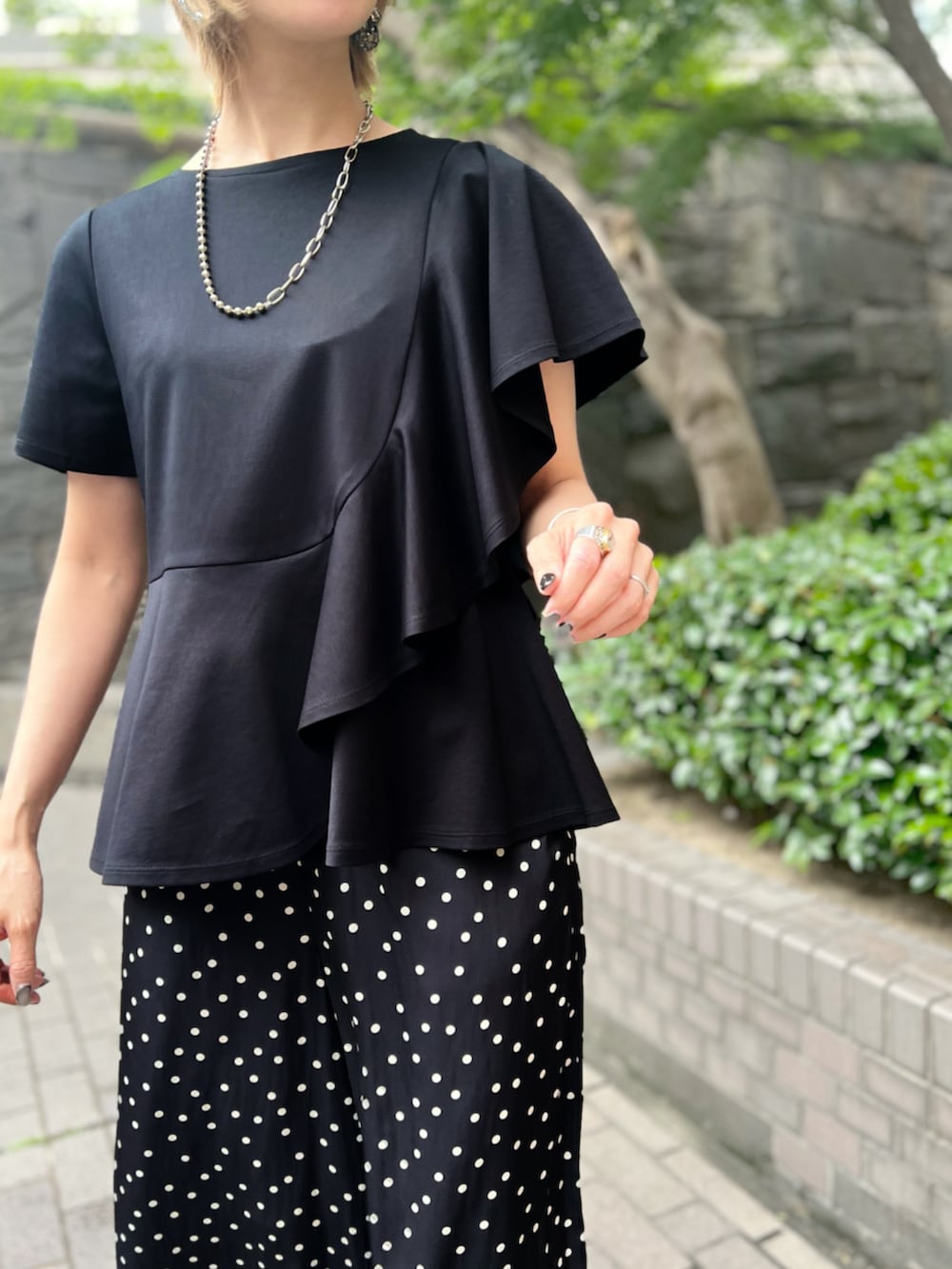 「フリル、STRAWBERRY-FIELDS(STRAWBERRY-FIELDS)、アシンメトリートップス、ICHIE、フリルカットソー、ブラックトップス、ドット柄パンツ、イージーパンツ、きれいめコーデ、フェミニンモード、デイリーコーデ、体型カバーアイテム、涼感ファッション、ノーストレスコーデ、お出かけスタイル」｜「STRAWBERRY-FIELDSのノーブルポンチ_アシンメトリーフリルカットソー（Tシャツ/カットソー、ブラック系）」を使った、STRAWBERRY-FIELDSさん（レディース・164cm）の夏コーディネートの3枚目の写真