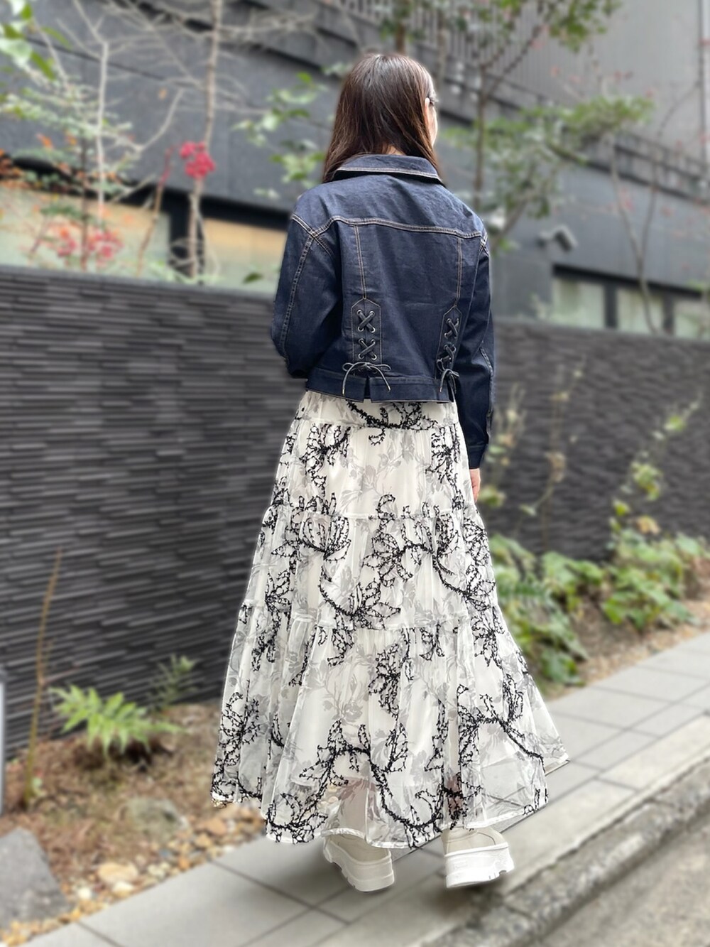 「ジャケットスタイル、春コーデ、ティアードスカート、甘辛ミックス、刺繍スカート、お呼ばれコーデ、大人フェミニン、STRAWBERRY-FIELDS、デニムジャンパー、京都ポルタ_RIKO」｜「STRAWBERRY-FIELDSのバックレースアップデニムジャンパー　ノーカラージャケット（ノーカラージャケット、ブルー系）」を使った、STRAWBERRY-FIELDSさん（レディース・158cm）の春コーディネートの2枚目の写真