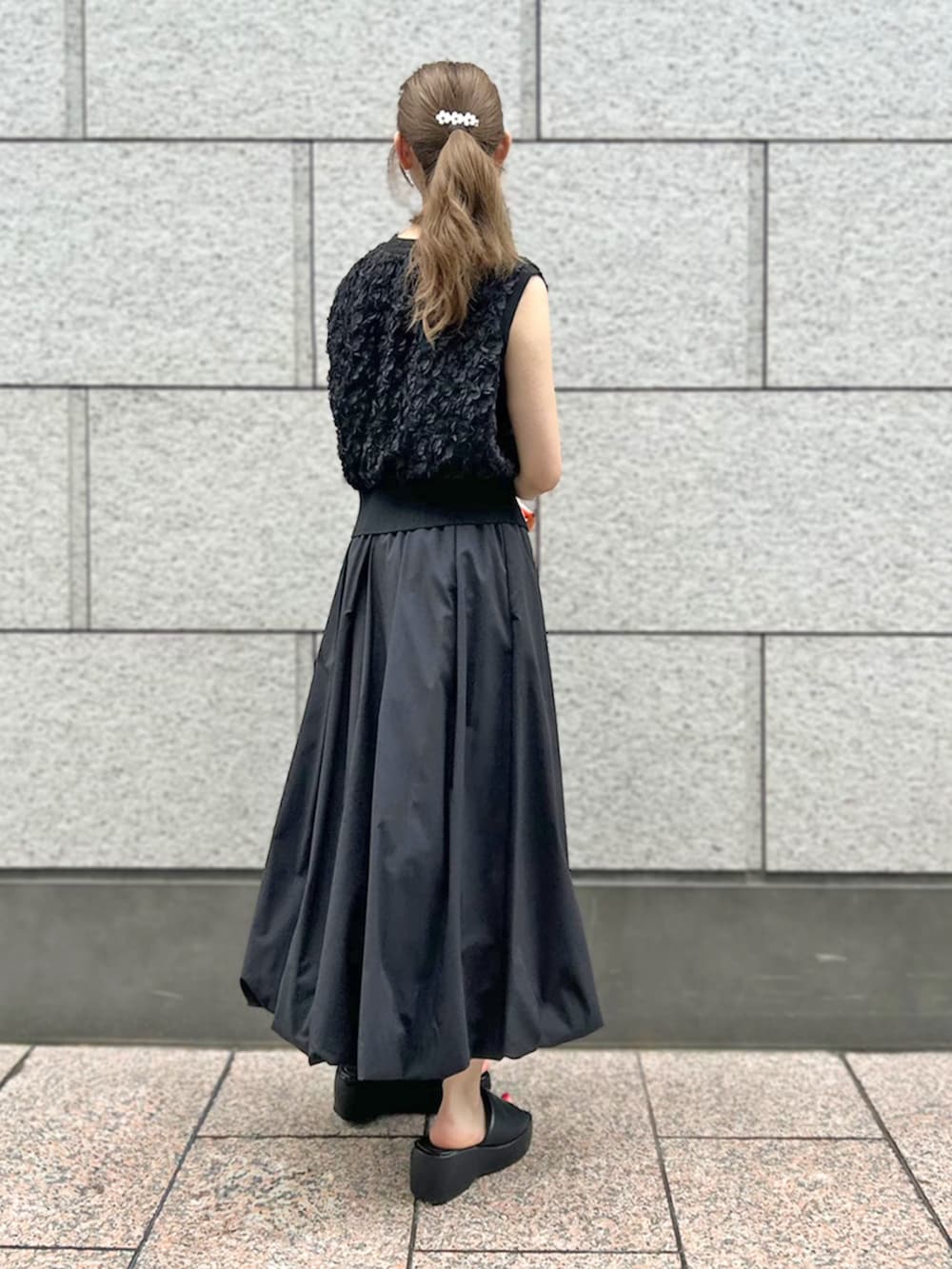 「銀座店_CHIERI、STRAWBERRY-FIELDS(STRAWBERRY-FIELDS)、2WAYニット、バルーンスカート、レーストップス、ブラックコーデ、大人フェミニン、お呼ばれスタイル、デートコーデ、レディライク、洗濯機OK、着回しニット、きれいめカジュアル、LOOKBOOK掲載アイテム、ノースリーブニット」｜「STRAWBERRY-FIELDSのミルキータフタ_バルーンタフタスカート（スカート、ブラック系）」を使った、STRAWBERRY-FIELDSさん（レディース・154cm）の夏コーディネートの3枚目の写真