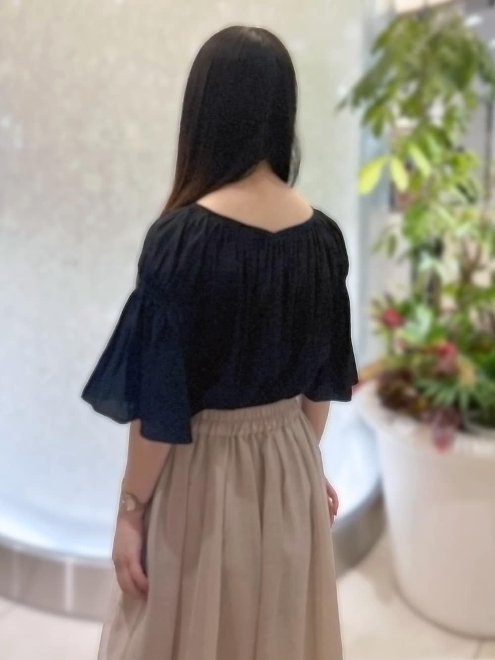 「STRAWBERRY-FIELDS(STRAWBERRY-FIELDS)、パウダーサテン、シアースカート、夏のブラックコーデ、上品ブラウス、涼感スタイル、ギャザースリーブ、フェミニンスタイル、ウエストゴムスカート、光沢トップス、ふんわりシルエット、ベーシックカラー、着回し抜群、夏コーデ、手洗い可能トップス」｜「STRAWBERRY-FIELDSのパウダーサテン＿パウダーサテンフレアスリーブブラウス（シャツ/ブラウス、ブラック系）」を使った、STRAWBERRY-FIELDSさん（レディース・152cm）の夏コーディネートの3枚目の写真