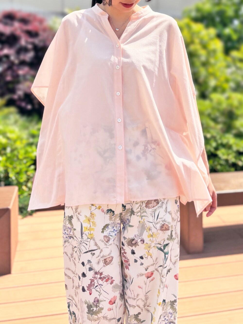 「アトレ恵比寿店_HARUKA、STRAWBERRY-FIELDS、ストロベリーフィールズ、エアリーシャツ、シア―ブラウス、大人フェミニン、ボタニカル柄、夏のお出かけコーデ、ピンクシャツコーデ、スタイルアップコーデ」｜「STRAWBERRY-FIELDSのエアリーシアーシャツ（シャツ/ブラウス、ピンク系）」を使った、STRAWBERRY-FIELDSさん（レディース・163cm）の春コーディネートの3枚目の写真