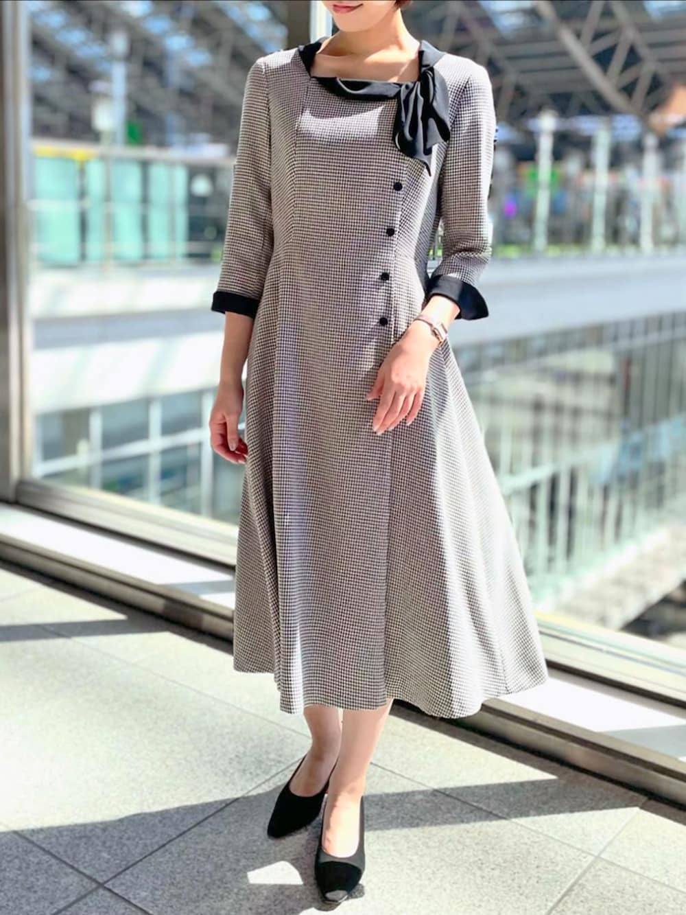 その他のワンピースを着用したレディースの秋コーディネートの2枚目の写真