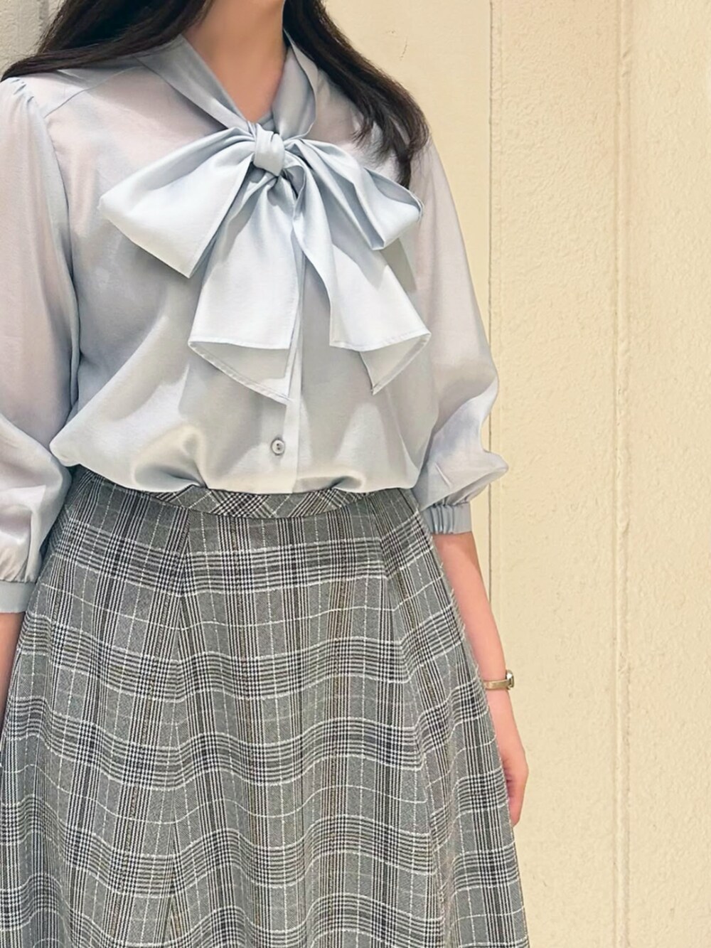 ブルー系のシャツ/ブラウス、グレー系のスカートを着用したレディースの秋コーディネートの3枚目の写真