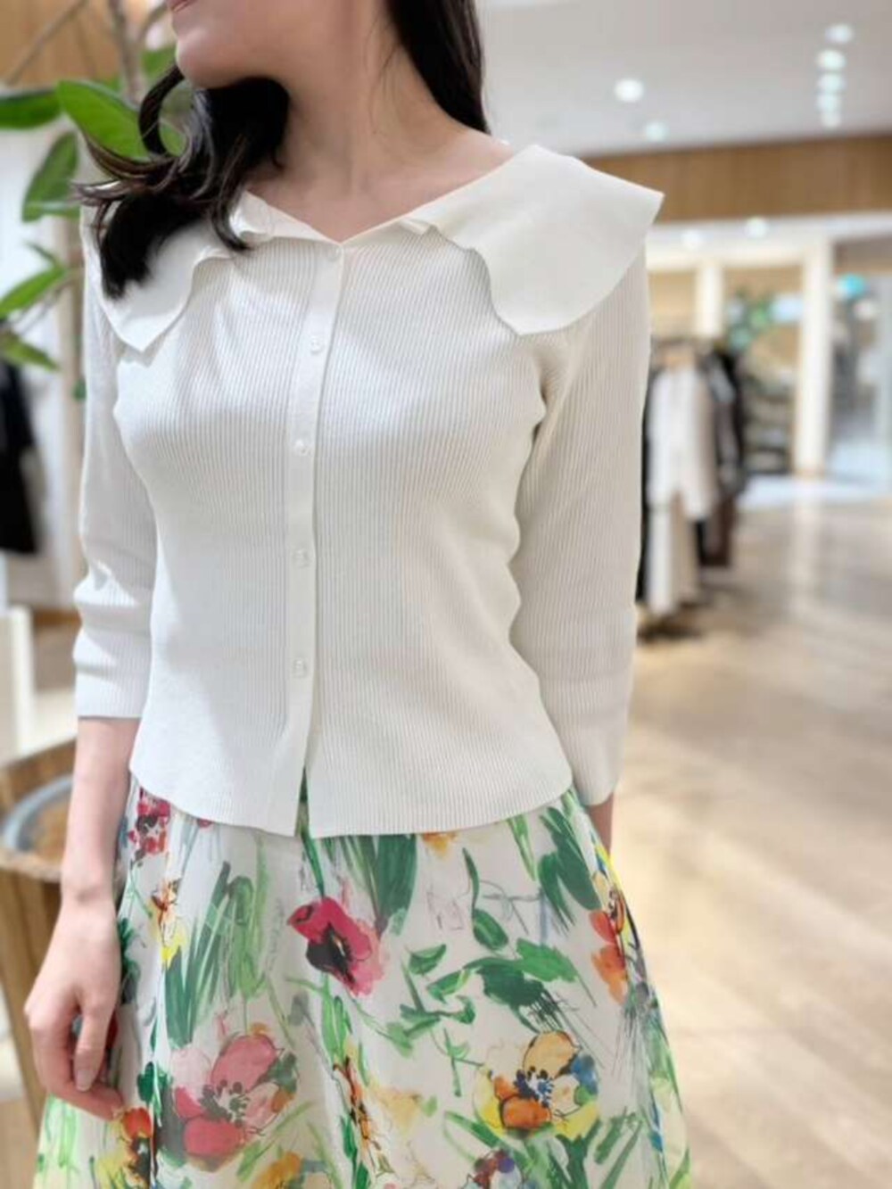 イエロー系のスカート、ホワイト系のニット/セーターを着用したレディースの春コーディネートの3枚目の写真