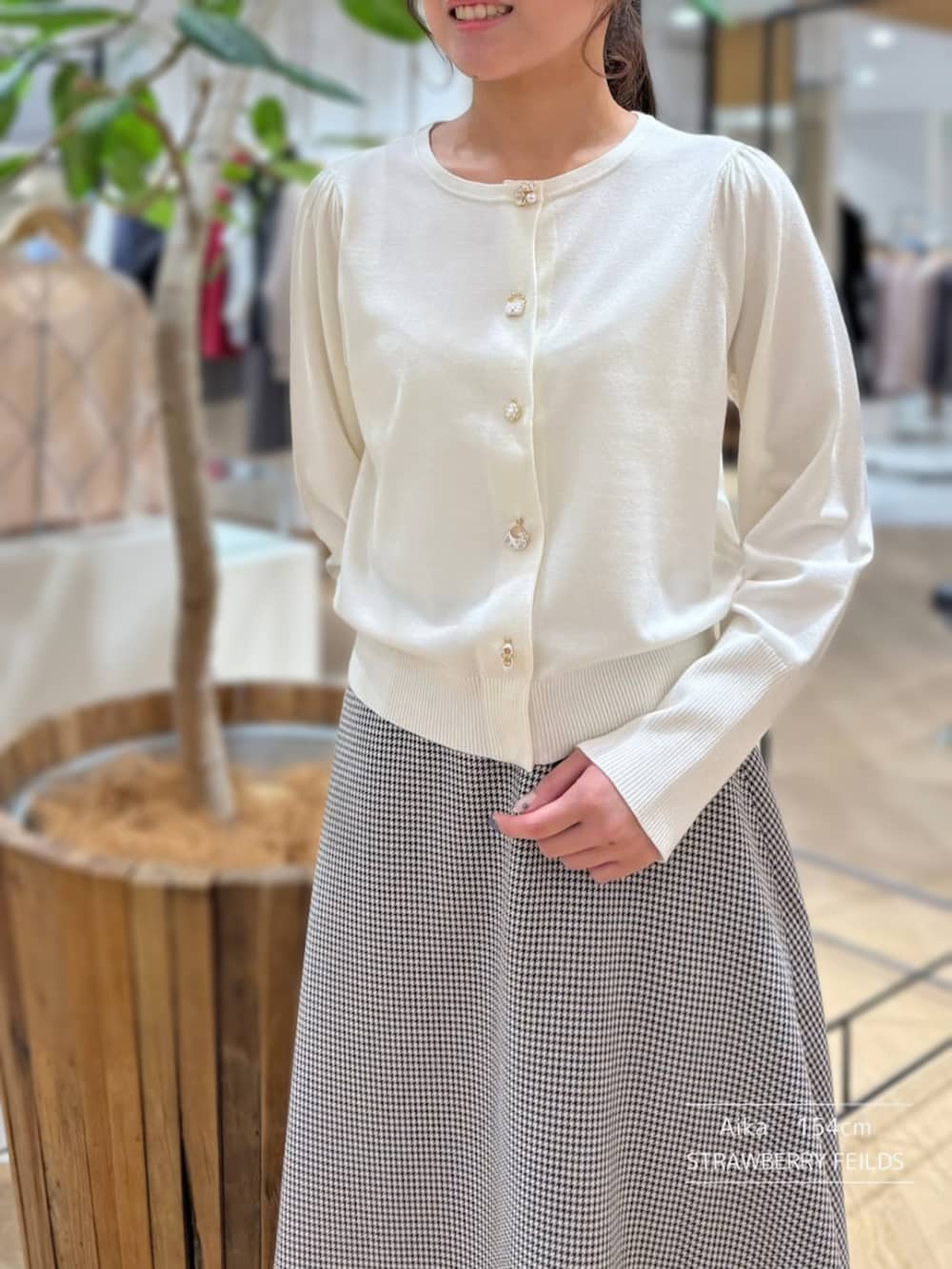 ホワイト系のスカートを着用したレディースの秋コーディネートの3枚目の写真