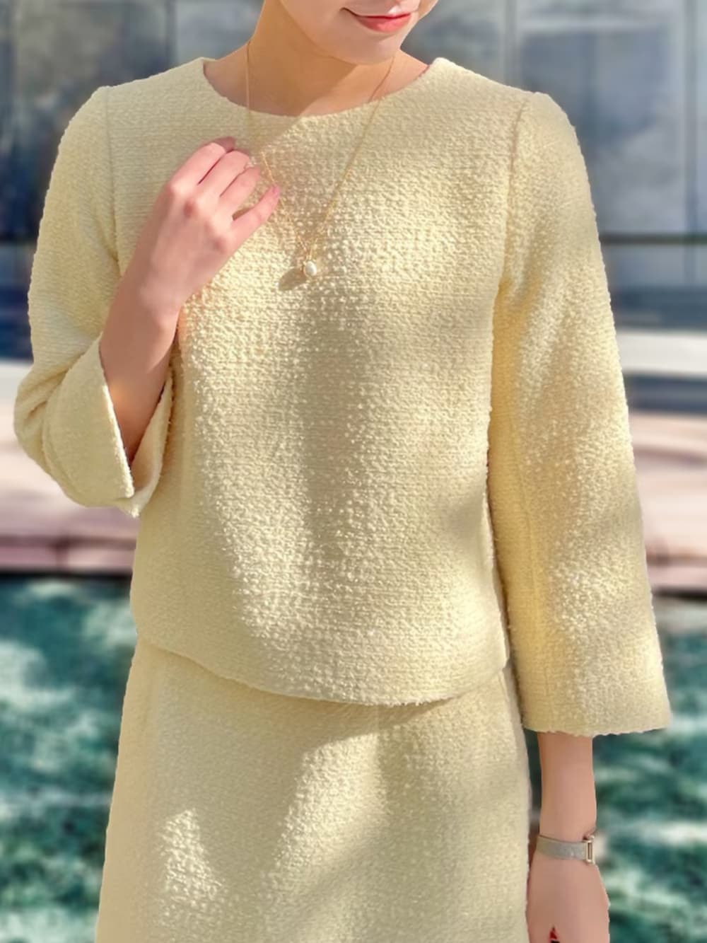 イエロー系のシャツ/ブラウスを着用したレディースの冬コーディネートの2枚目の写真