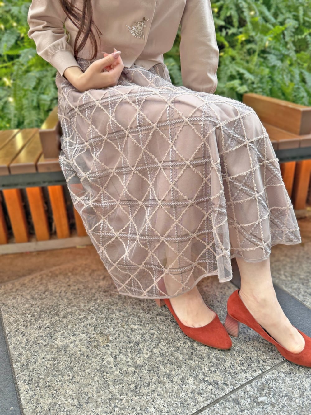 ピンク系のスカート、ピンク系のカーディガン/ボレロを着用したレディースの冬コーディネートの4枚目の写真