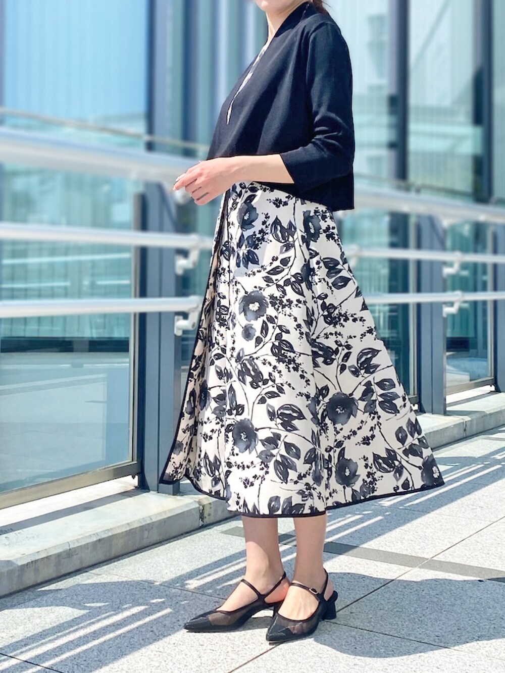「パーティースタイル、フィットアンドフレア、春、花柄ワンピース、モノトーンコーデ、結婚式コーデ、大人フェミニン、STRAWBERRY-FIELDS、ストロベリーフィールズ、ピオレ姫路店_SERI」｜「STRAWBERRY-FIELDSの花柄プリントワンピース（ワンピース、ベージュ系）」を使った、STRAWBERRY-FIELDSさん（レディース・159cm）の春コーディネートの4枚目の写真