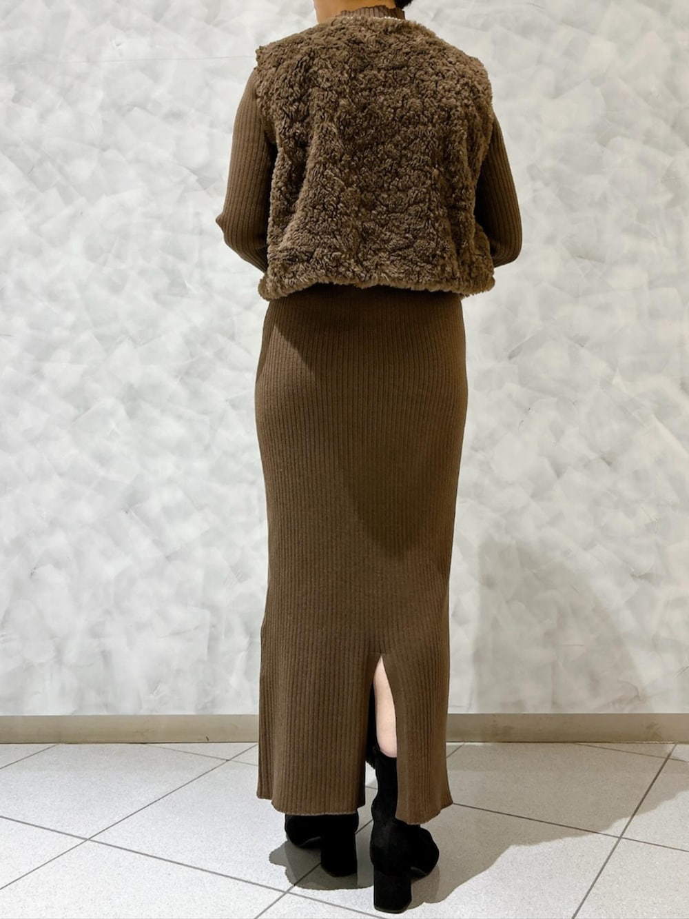 ブラウン系のワンピースを着用したレディースの秋コーディネートの2枚目の写真