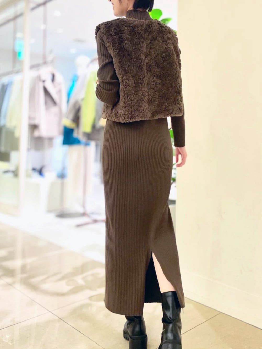 ブラウン系のワンピースを着用したレディースの秋コーディネートの2枚目の写真