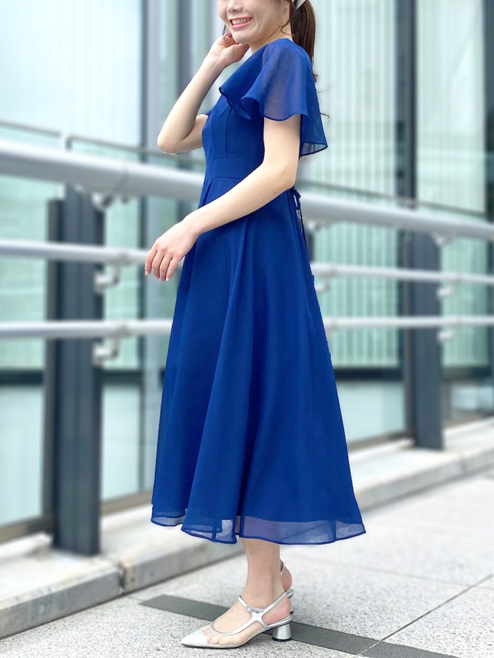 「夏ワンピース、STRAWBERRY-FIELDS、お呼ばれワンピース、二の腕カバー、ケープスリーブ、上品フェミニン、ピオレ姫路店_SERI、ミスティボイル素材」｜「STRAWBERRY-FIELDSのケープスリーブワンピース（ワンピース、ブルー系）」を使った、STRAWBERRY-FIELDSさん（レディース・159cm）の春コーディネートの2枚目の写真