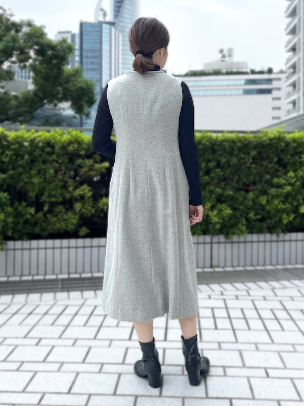 「JR名古屋高島屋店_MIKIKO、STRAWBERRY-FIELDS(STRAWBERRY-FIELDS)、ICHIE、ツイードジャンスカ、ホームスパンツイード、Vネックジャンスカ、大人レイヤード、クラシックスタイル、セミタートルニット、袖口スリット、リブニットコーデ、ウール混素材、洗濯機OKニット、ドライクリーニング」｜「STRAWBERRY-FIELDSの袖口ｽﾘｯﾄﾘﾌﾞﾆｯﾄ（ニット/セーター、ブラック系）」を使った、STRAWBERRY-FIELDSさん（レディース・164cm）の冬コーディネートの2枚目の写真