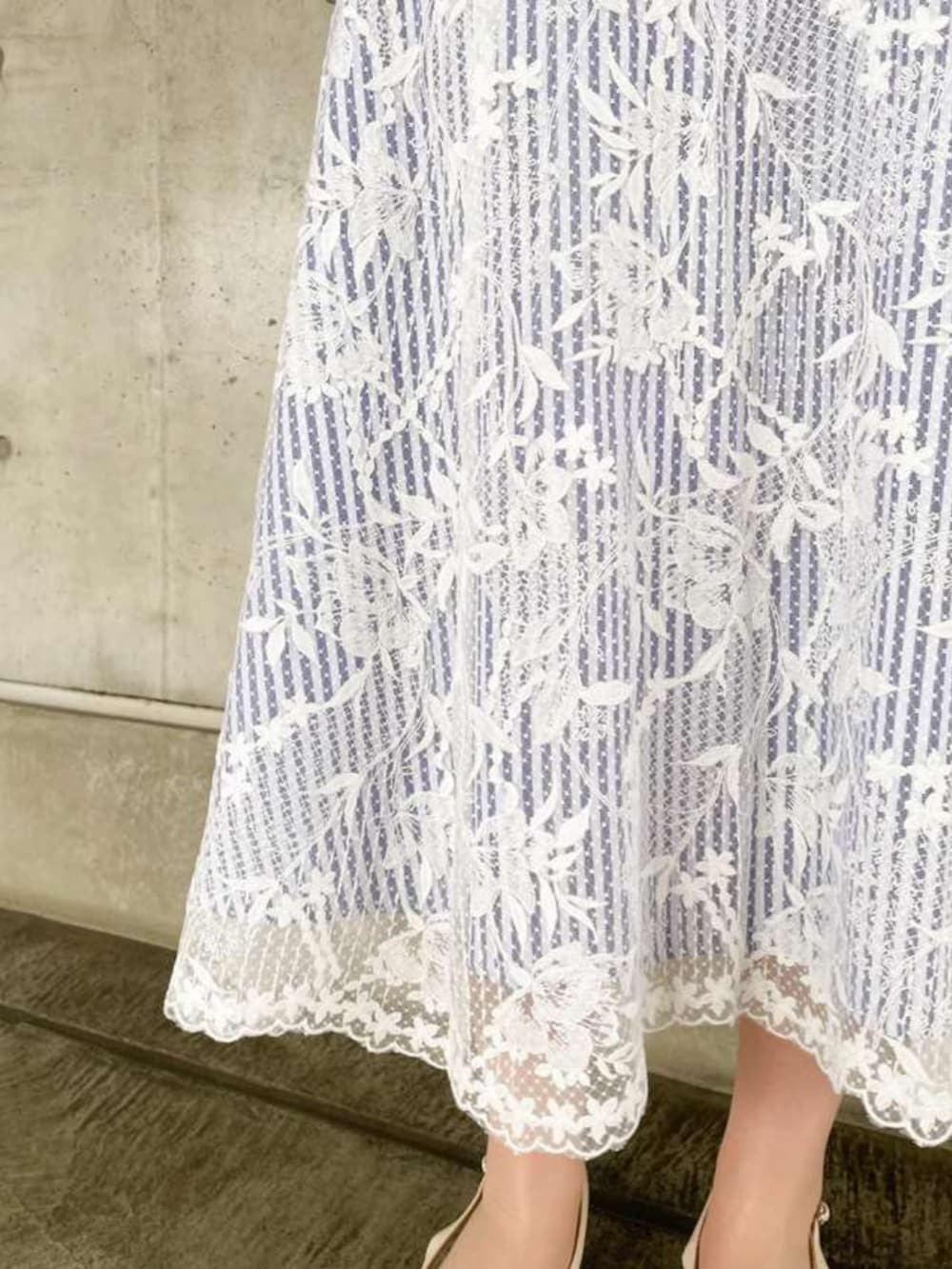 ブルー系のスカート、ブルー系のデニムジャケットを着用したレディースの春コーディネートの3枚目の写真