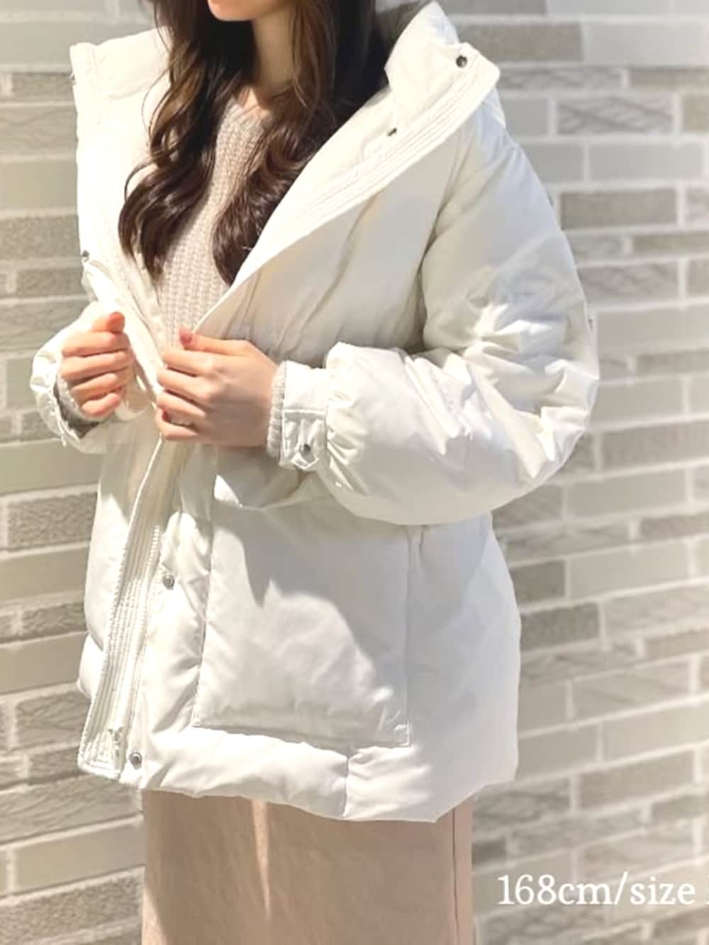 ホワイト系のニット/セーター、ピンク系のスカートを着用したレディースの秋コーディネートの2枚目の写真