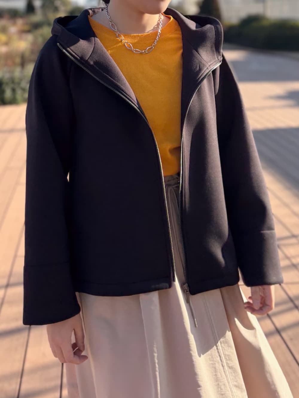 ベージュ系のスカートを着用したレディースの冬コーディネートの2枚目の写真