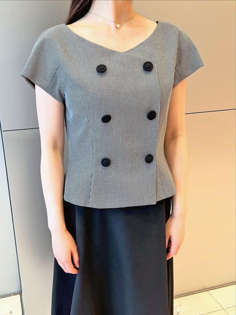 ブラック系のワンピースを着用したレディースの夏コーディネートの3枚目の写真