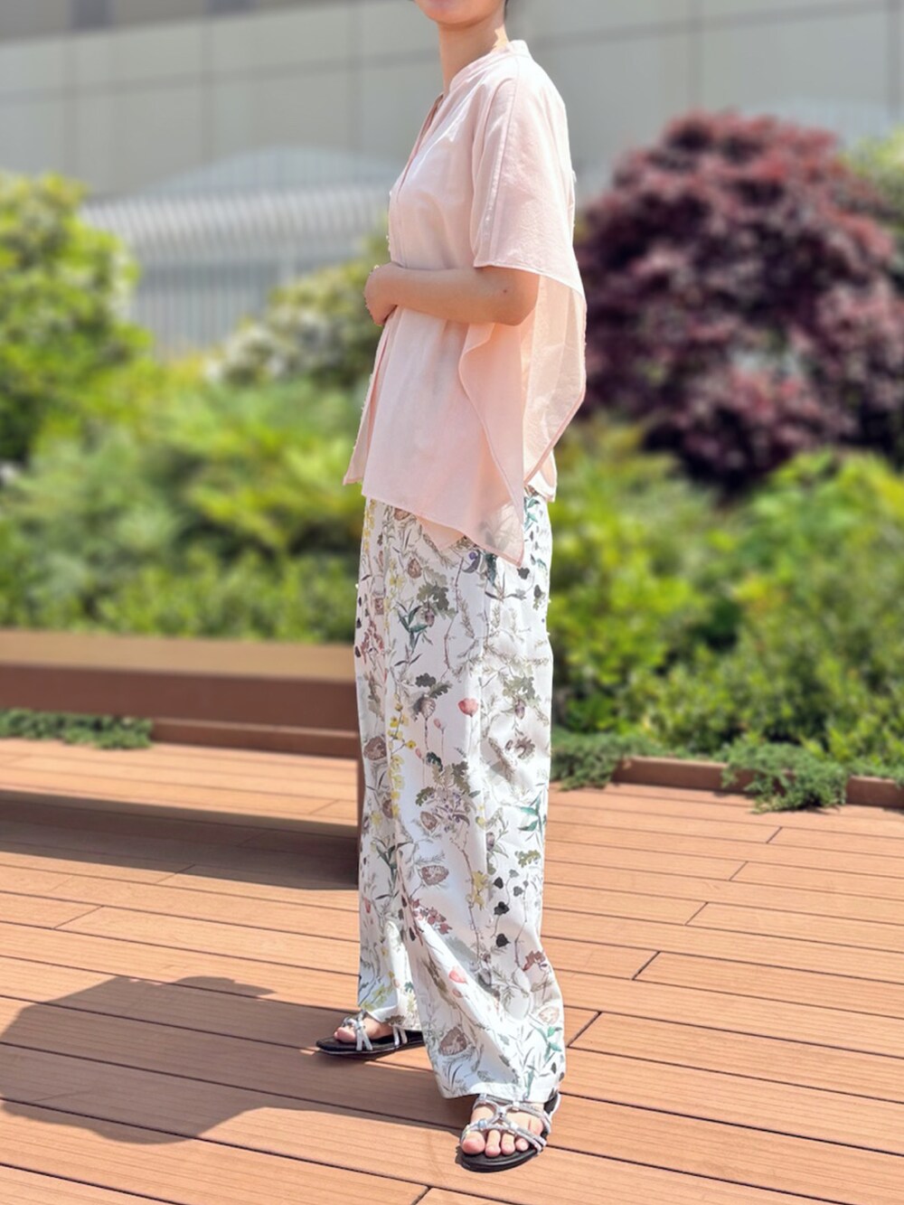 「アトレ恵比寿店_HARUKA、STRAWBERRY-FIELDS、ストロベリーフィールズ、エアリーシャツ、シア―ブラウス、大人フェミニン、ボタニカル柄、夏のお出かけコーデ、ピンクシャツコーデ、スタイルアップコーデ」｜「STRAWBERRY-FIELDSのエアリーシアーシャツ（シャツ/ブラウス、ピンク系）」を使った、STRAWBERRY-FIELDSさん（レディース・163cm）の春コーディネートの2枚目の写真