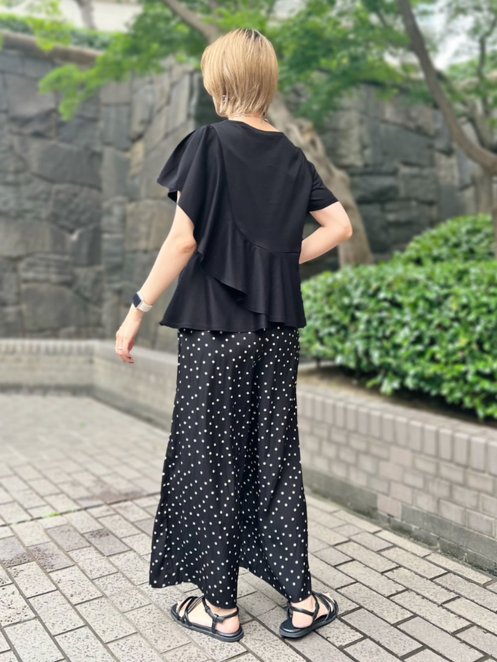 「フリル、STRAWBERRY-FIELDS(STRAWBERRY-FIELDS)、アシンメトリートップス、ICHIE、フリルカットソー、ブラックトップス、ドット柄パンツ、イージーパンツ、きれいめコーデ、フェミニンモード、デイリーコーデ、体型カバーアイテム、涼感ファッション、ノーストレスコーデ、お出かけスタイル」｜「STRAWBERRY-FIELDSのノーブルポンチ_アシンメトリーフリルカットソー（Tシャツ/カットソー、ブラック系）」を使った、STRAWBERRY-FIELDSさん（レディース・164cm）の夏コーディネートの2枚目の写真