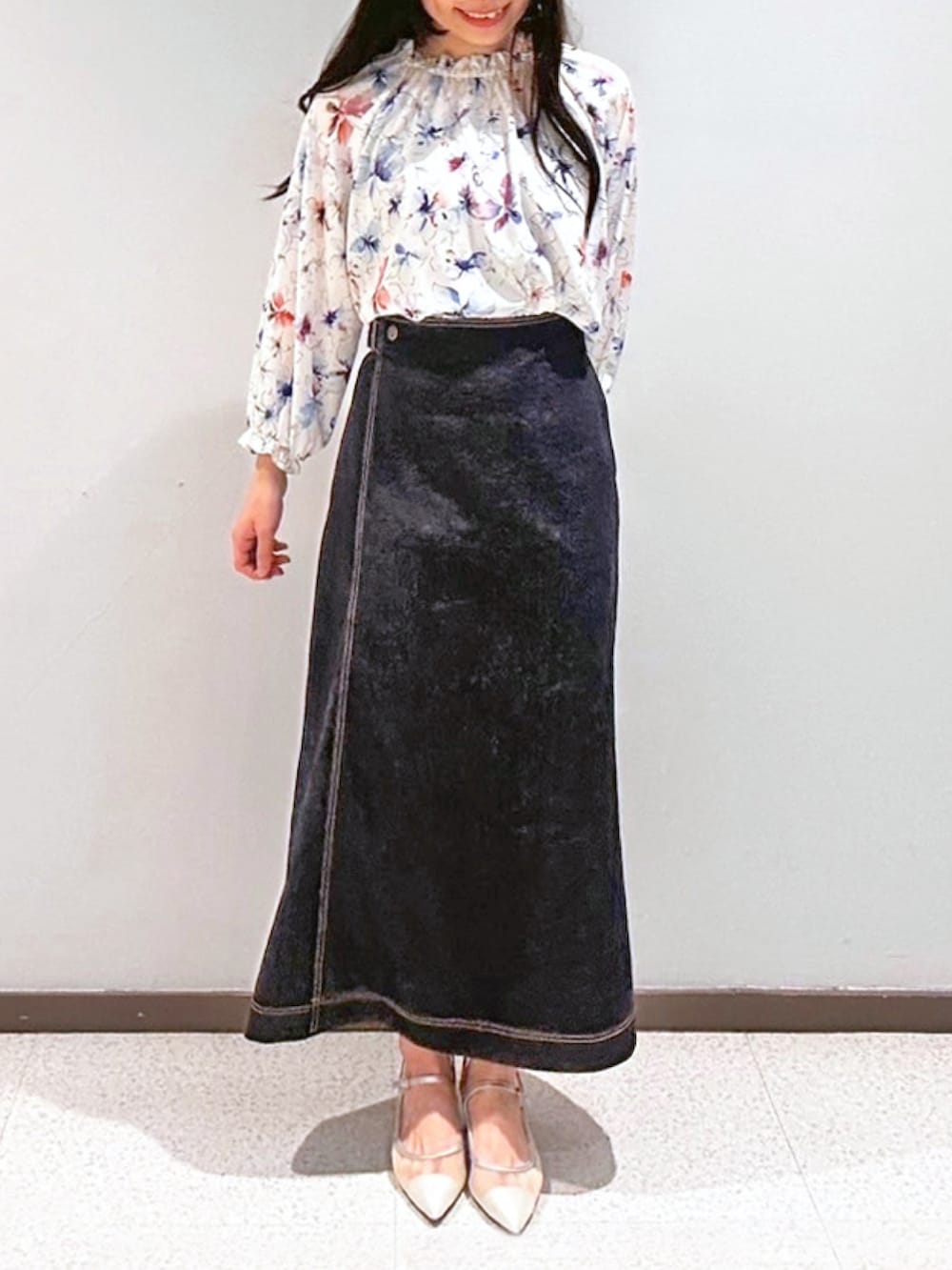「花柄、デニムスカート、春服、ラップスカート、春カラー、花柄ブラウス、STRAWBERRY-FIELDS、ストロベリーフィールズ、オカヤマデニム、150cm台コーデ、荻窪ルミネ店_YURI」｜「STRAWBERRY-FIELDSのｶﾗｰｱｰﾄﾌﾗﾜｰﾌﾞﾗｳｽ（Tシャツ/カットソー、ホワイト系）」を使った、STRAWBERRY-FIELDSさん（レディース・151cm）の春コーディネートの2枚目の写真
