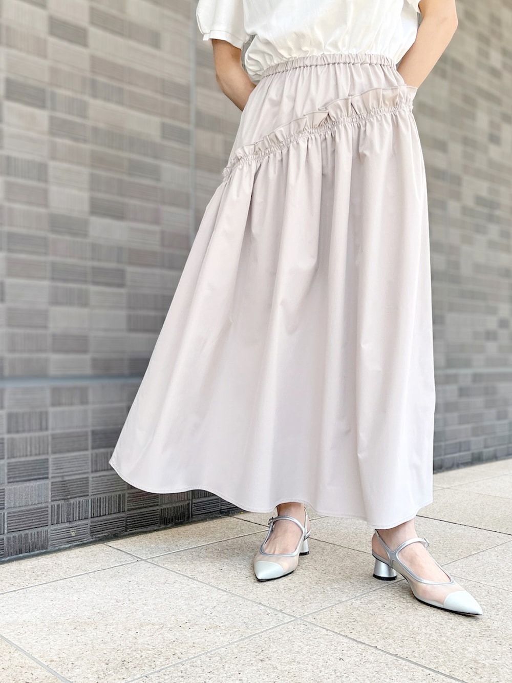「フレンチスリーブ、STRAWBERRY-FIELDS、ドッキングワンピース、二の腕カバー、オシャレワンピース、金沢店_EMI、夏の主役ワンピ、アシンメトリーフリル、夏のワンピーススタイル」｜「STRAWBERRY-FIELDSの天竺＊ライトタフタ＿ジャージドッキングワンピース　ワンピース（ワンピース、ベージュ系）」を使った、STRAWBERRY-FIELDSさん（レディース・154cm）の春コーディネートの3枚目の写真