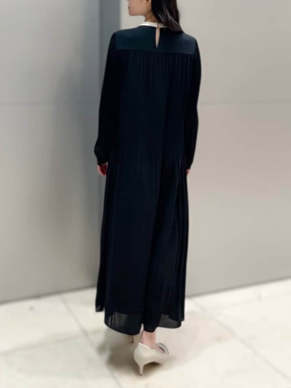 ブラック系のワンピースを着用したレディースの冬コーディネートの3枚目の写真