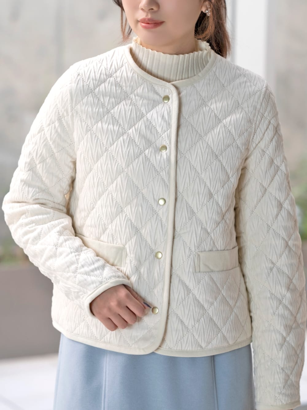 ホワイト系のその他アウター、ブルー系のスカートを着用したレディースの冬コーディネートの3枚目の写真