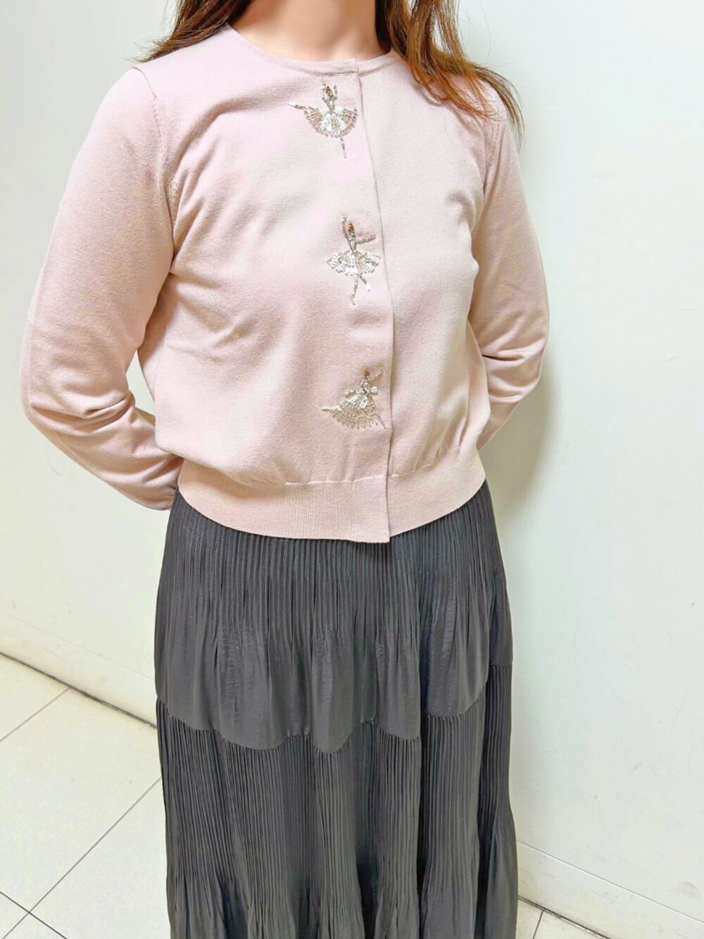 ピンク系のカーディガン/ボレロ、グレー系のスカートを着用したレディースの冬コーディネートの3枚目の写真