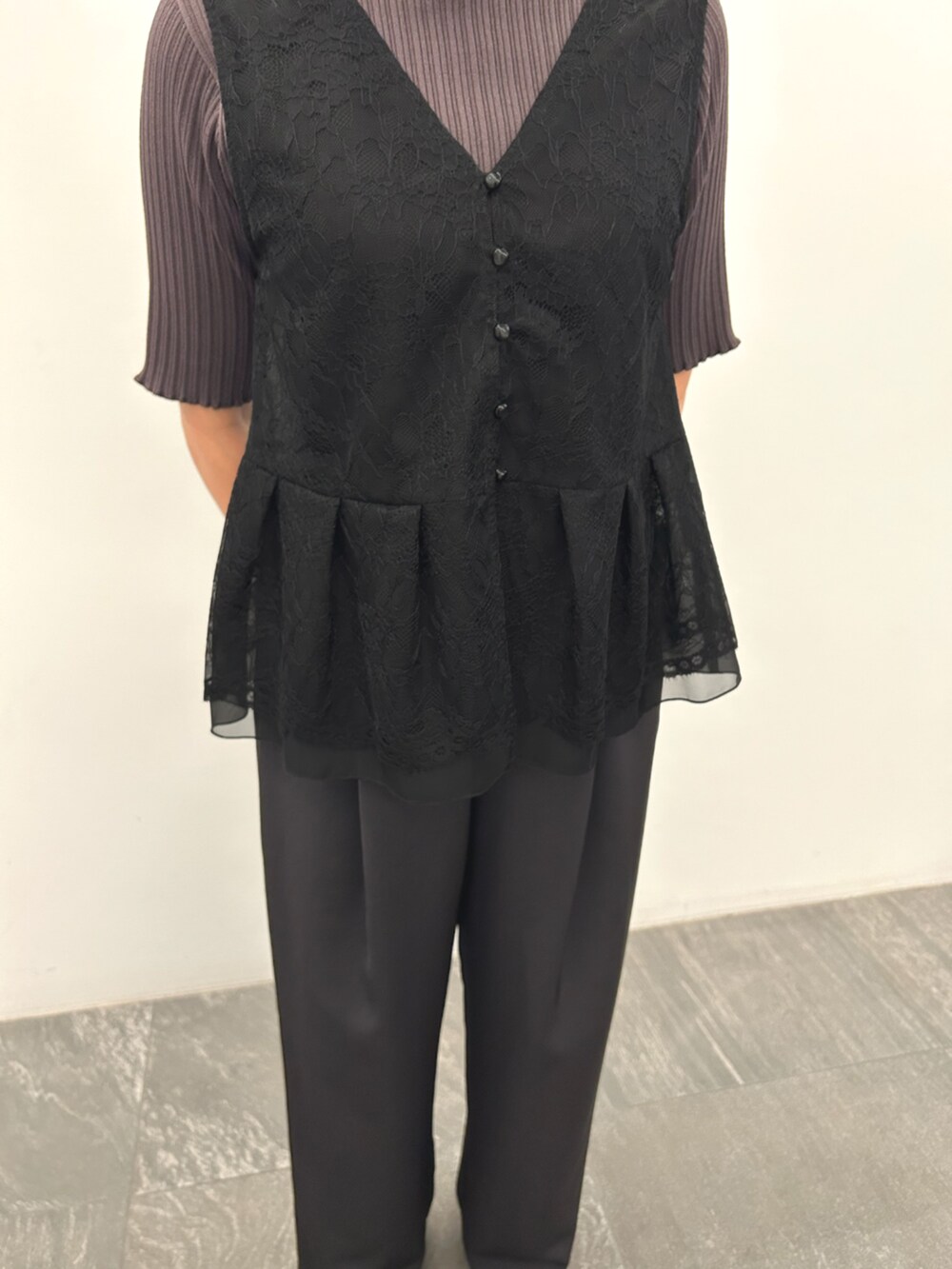 ブラウン系のニット/セーター、ブラック系のその他トップス、ブラック系のその他パンツを着用したレディースの秋コーディネートの3枚目の写真