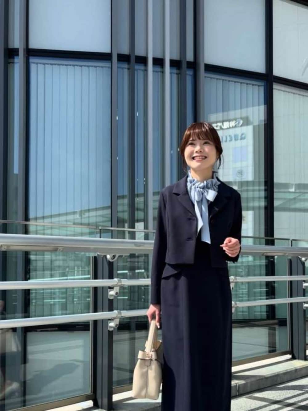 ブルー系のジャンパースカート、ブルー系のシャツ/ブラウスを着用したレディースの春コーディネートの2枚目の写真