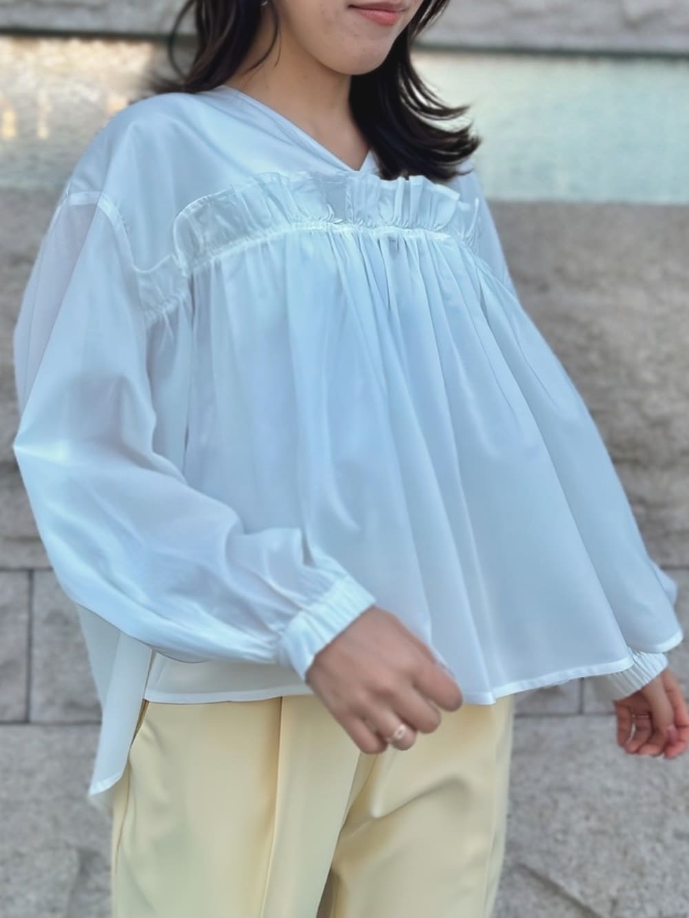 イエロー系のその他パンツを着用したレディースの春コーディネートの2枚目の写真