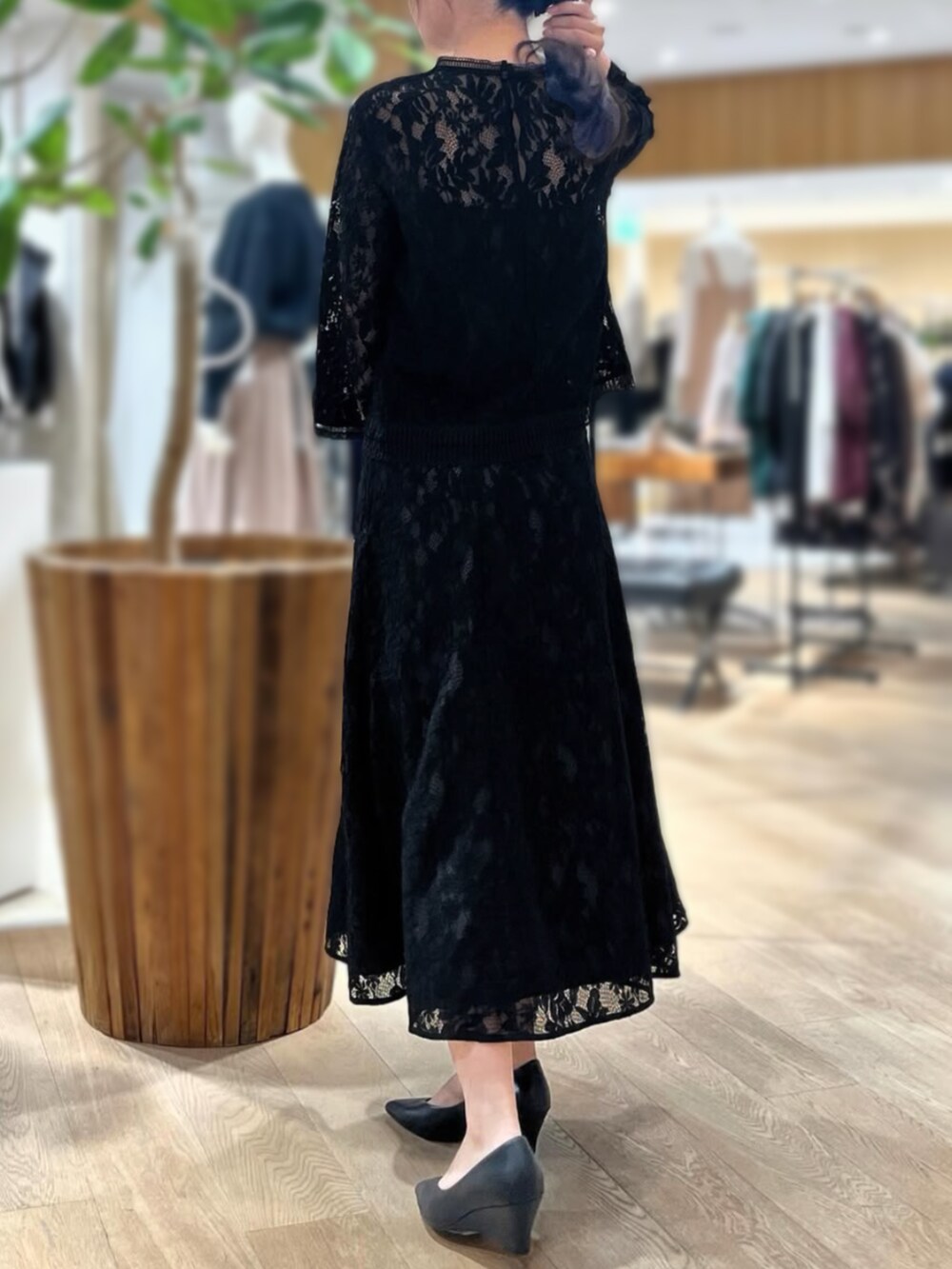 ブラック系のシャツ/ブラウス、ブラック系のスカートを着用したレディースの秋コーディネートの2枚目の写真