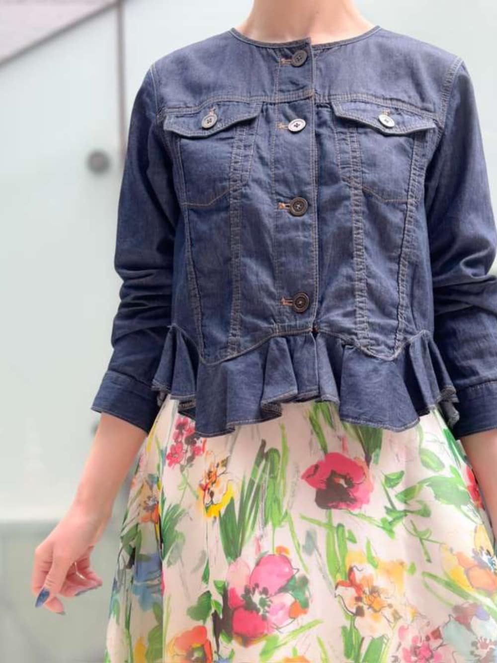 イエロー系のスカート、ブルー系のデニムジャケットを着用したレディースの春コーディネートの2枚目の写真