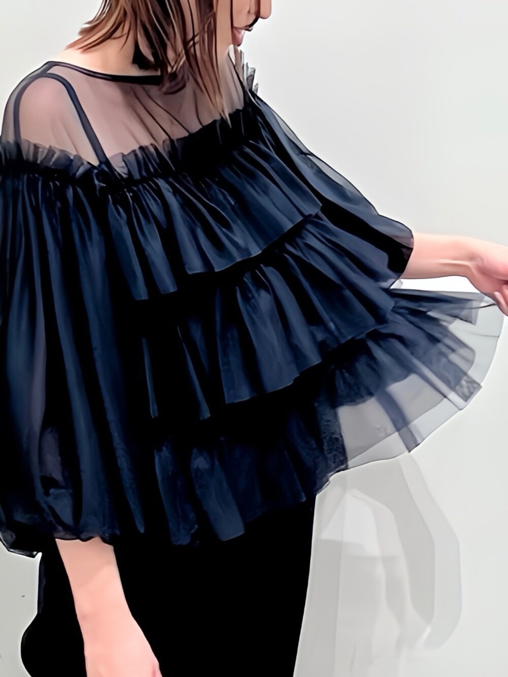 「テーパードパンツ、フォーマルスタイル、お呼ばれコーデ、大人フェミニン、STRAWBERRY-FIELDS、キレイめコーデ、ストロベリーフィールズ、チュールトップス、セットアップコーデ、セレモニーコーデ」｜「STRAWBERRY-FIELDSのチュールフリルトップス＋パンツセット（ワンピース、ブラック系）」を使った、STRAWBERRY-FIELDSさん（レディース・163cm）の冬コーディネートの3枚目の写真