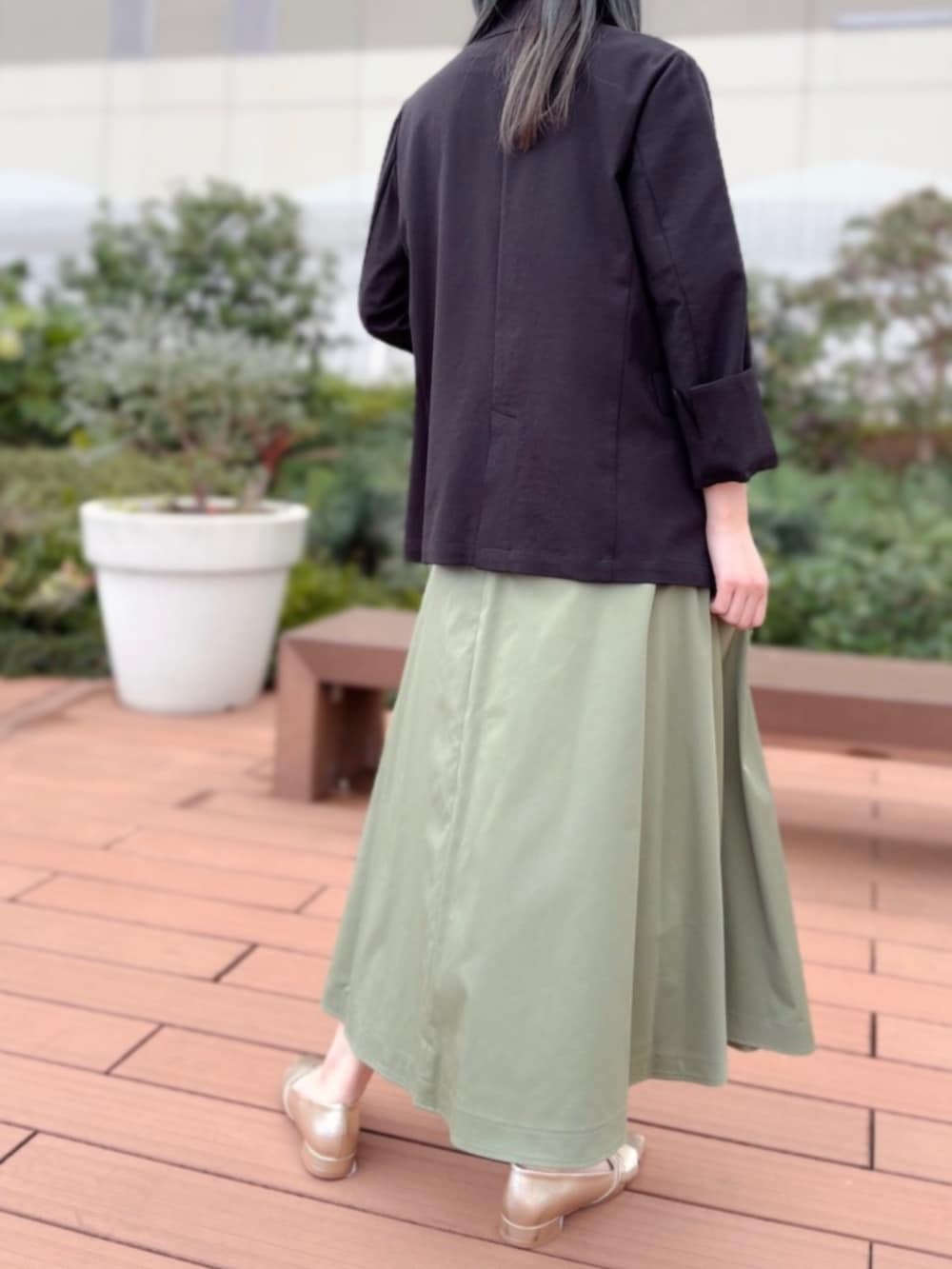 「フラワープリントTシャツ、フレアスカート、ラップ風スカート、春夏コーデ、オリジナルプリント、セレクトアイテム、ライトカーキスカート、洗濯機OK、デイリーコーデ、きれいめカジュアル、お出かけスタイル、ナチュラルトーン、ウエスト調整可能、トラッドスタイル、STRAWBERRY-FIELDS(STRAWBERRY-FIELDS)」｜「STRAWBERRY-FIELDSのC/Pｵﾘｼﾞﾅﾙﾌﾟﾘﾝﾄｔｼｬﾂ（Tシャツ/カットソー、ホワイト系）」を使った、STRAWBERRY-FIELDSさん（レディース・163cm）の夏コーディネートの4枚目の写真