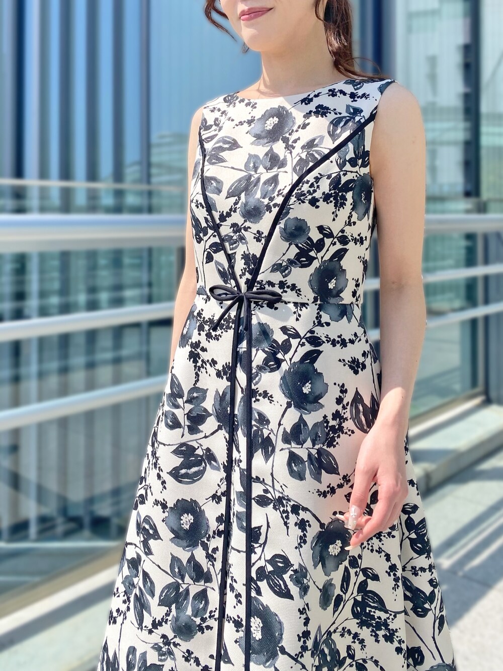 「パーティースタイル、フィットアンドフレア、春、花柄ワンピース、モノトーンコーデ、結婚式コーデ、大人フェミニン、STRAWBERRY-FIELDS、ストロベリーフィールズ、ピオレ姫路店_SERI」｜「STRAWBERRY-FIELDSの花柄プリントワンピース（ワンピース、ベージュ系）」を使った、STRAWBERRY-FIELDSさん（レディース・159cm）の春コーディネートの3枚目の写真